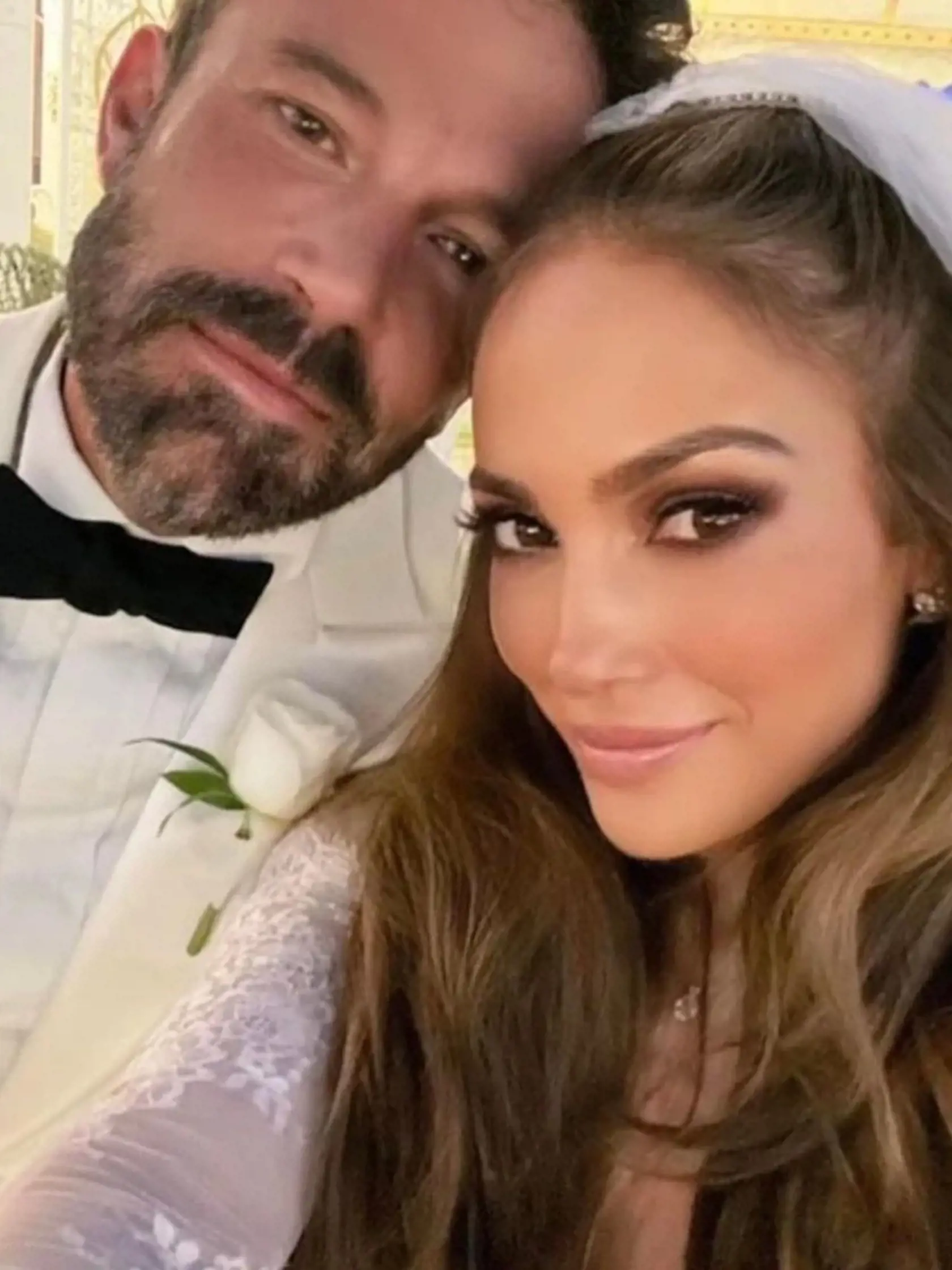 Speváčka Jennifer Lopez (53) šokovala fanúšikov a zverejnila doteraz nevidené fotografie zo svadby. V auguste 2022 sa vydala za herca Bena Afflecka a hoci si svoje súkromie dvojica stráži, na Instagrame sa podelila s unikátnymi snímkami jej hviezdnej svadby.