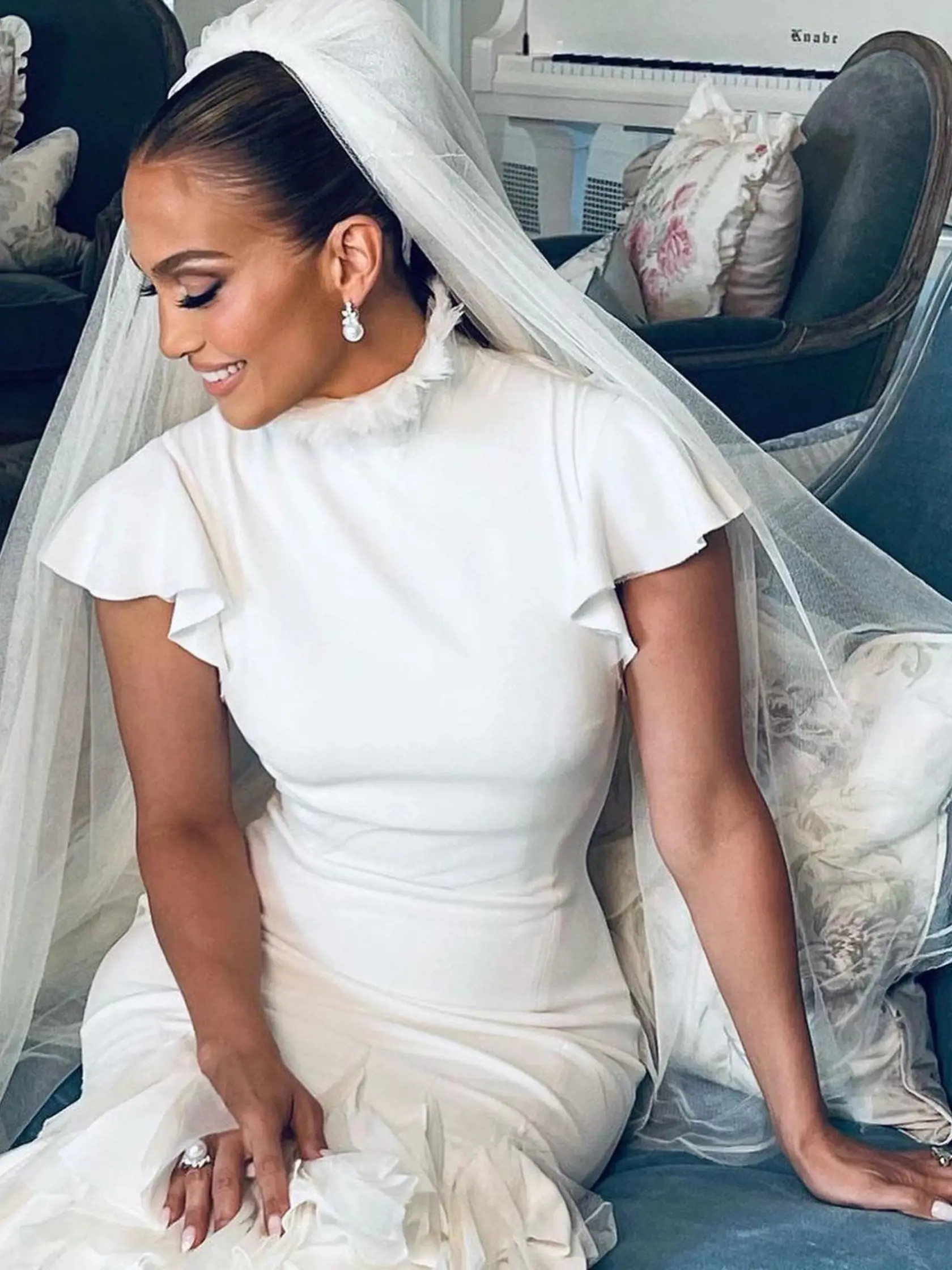 Speváčka Jennifer Lopez na oslavu nového roka zverejnila doteraz nevidené fotografie zo svojej svadby. Krásna latino hviezda mala na sebe šaty z dielne módneho návrhára Ralpha Laurena a ženích bol odetí v elegantnom bielom smokingu.