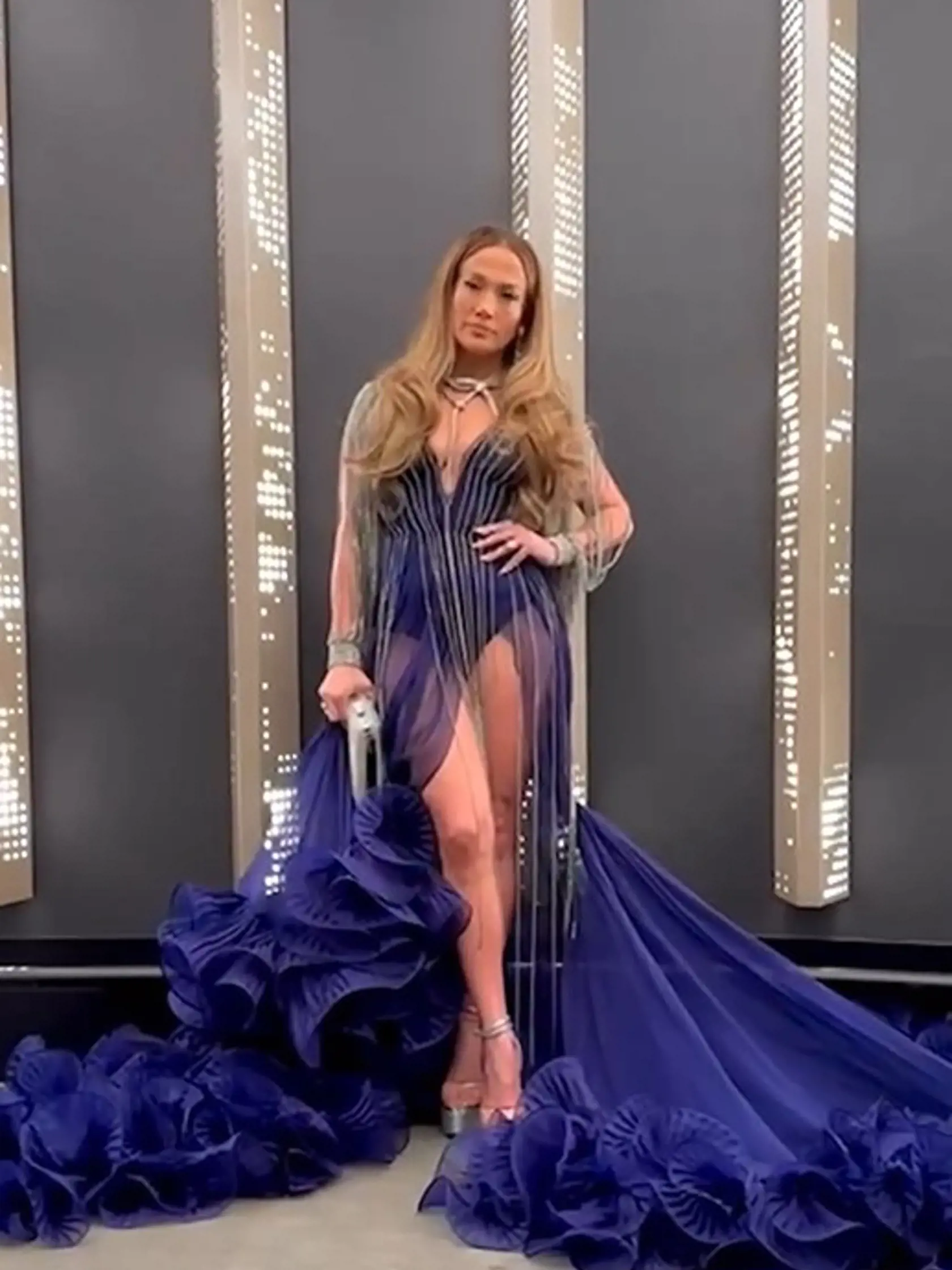 Zábery znudeného Bena Afflecka na odovzdávaní cien Grammy obleteli v pondelok celý svet. Z herca si fanúšikovia uťahovali, že vyzeral tak, že by bol radšej u zubára, než v prvom rade na podujatí. Úsmev na perách mu nevyčarila ani sexy róba jeho manželky Jennifer, ktorá bola počas večera neprehliadnuteľná.