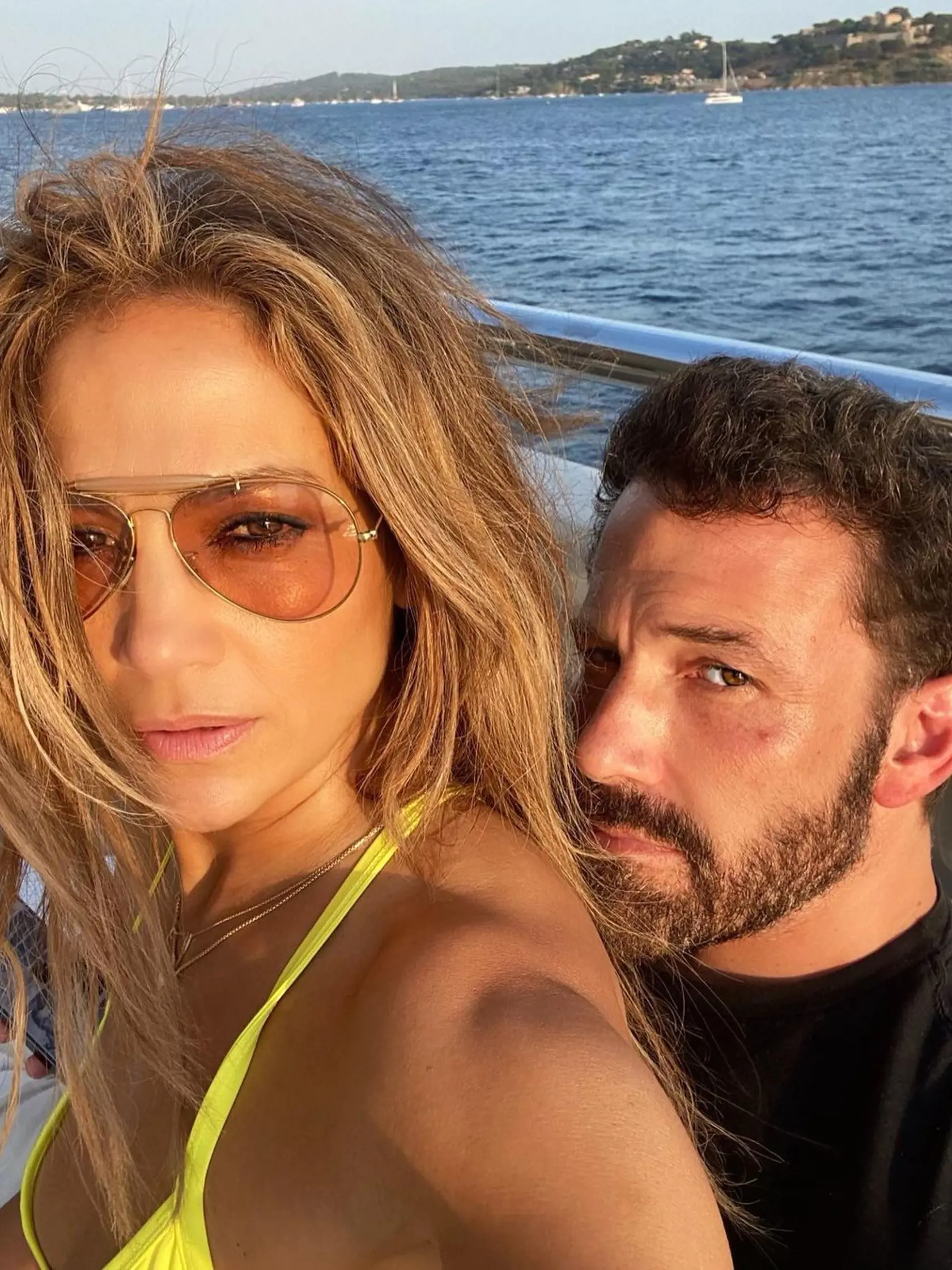 Jennifer Lopez zverejnila na Valentína tento záber. JLo má na svojom boku symbol nekonečna, ktorý zdobia mená Jennifer a Ben a pretína ho šíp. Ben má na paži dva prekrížené šípy, ktoré dopĺňajú len iniciály J a B. Tetovania tak nie sú úplne zhodné, ale majú spoločný význam. „Záväzok je sexy."