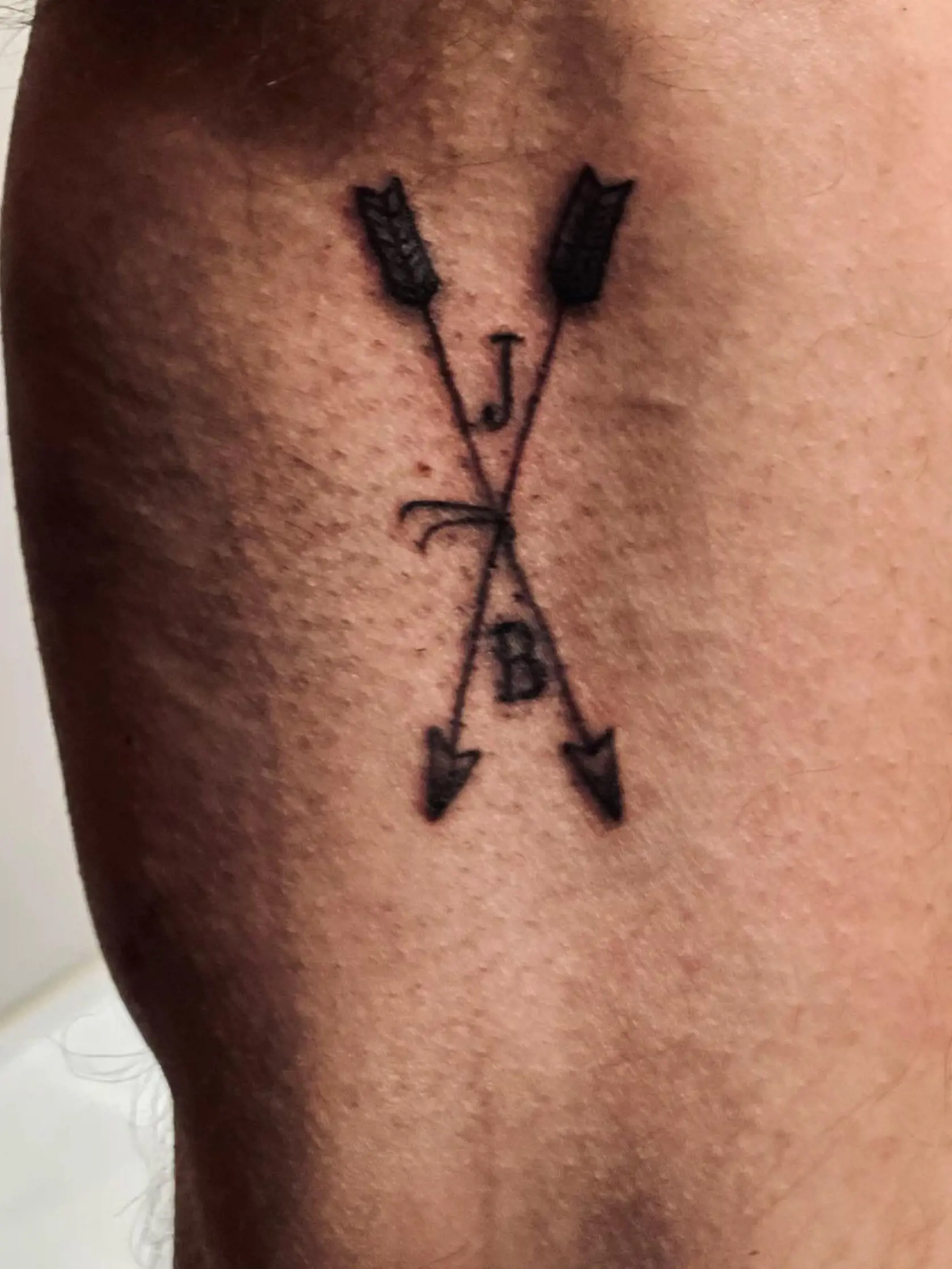 JLo má na svojom boku symbol nekonečna, ktorý zdobia mená Jennifer a Ben a pretína ho šíp. Ben má na paži dva prekrížené šípy, ktoré dopĺňajú len iniciály J a B. Tetovania tak nie sú úplne zhodné, ale majú spoločný význam. „Záväzok je sexy."