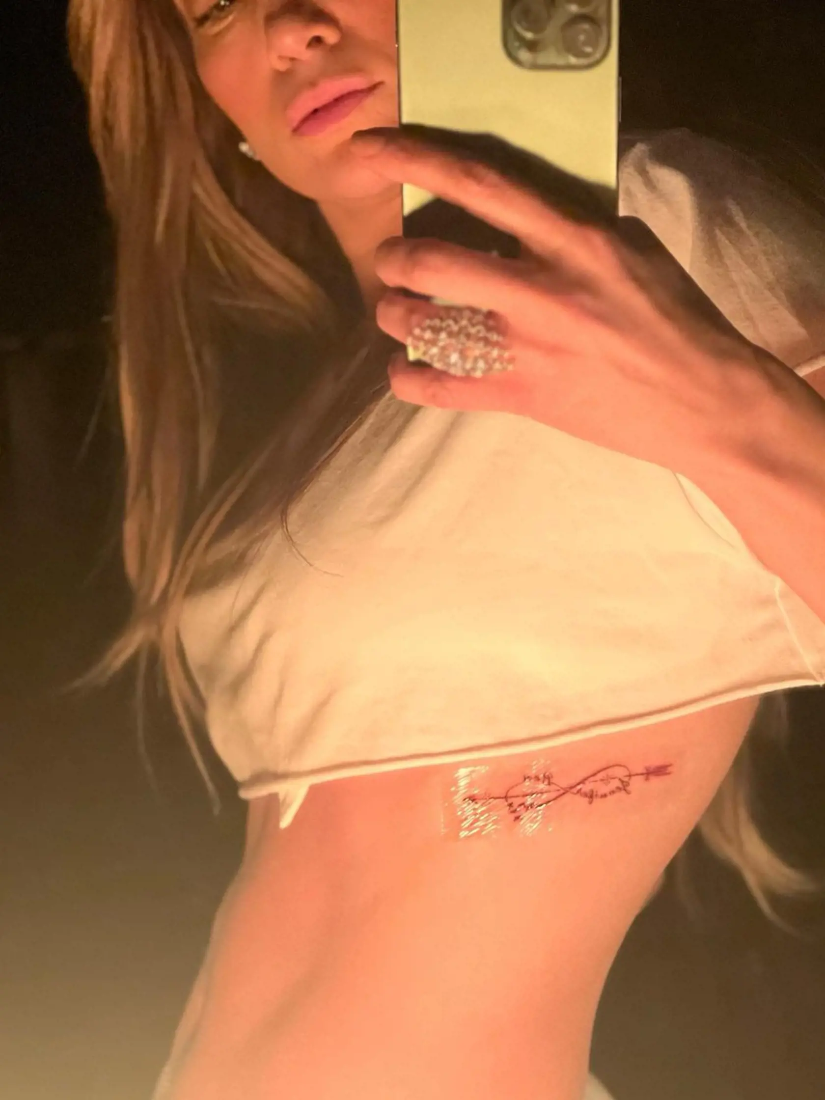 JLo má na svojom boku symbol nekonečna, ktorý zdobia mená Jennifer a Ben a pretína ho šíp. Ben má na paži dva prekrížené šípy, ktoré dopĺňajú len iniciály J a B. Tetovania tak nie sú úplne zhodné, ale majú spoločný význam. „Záväzok je sexy."