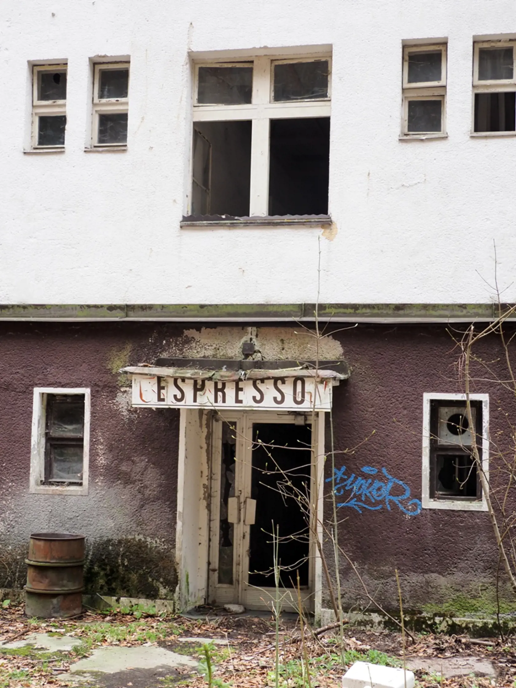 Miesto, kde sa minerálna voda kedysi plnila do fliaš, pripomína zbombardovú Ukrajinu.
