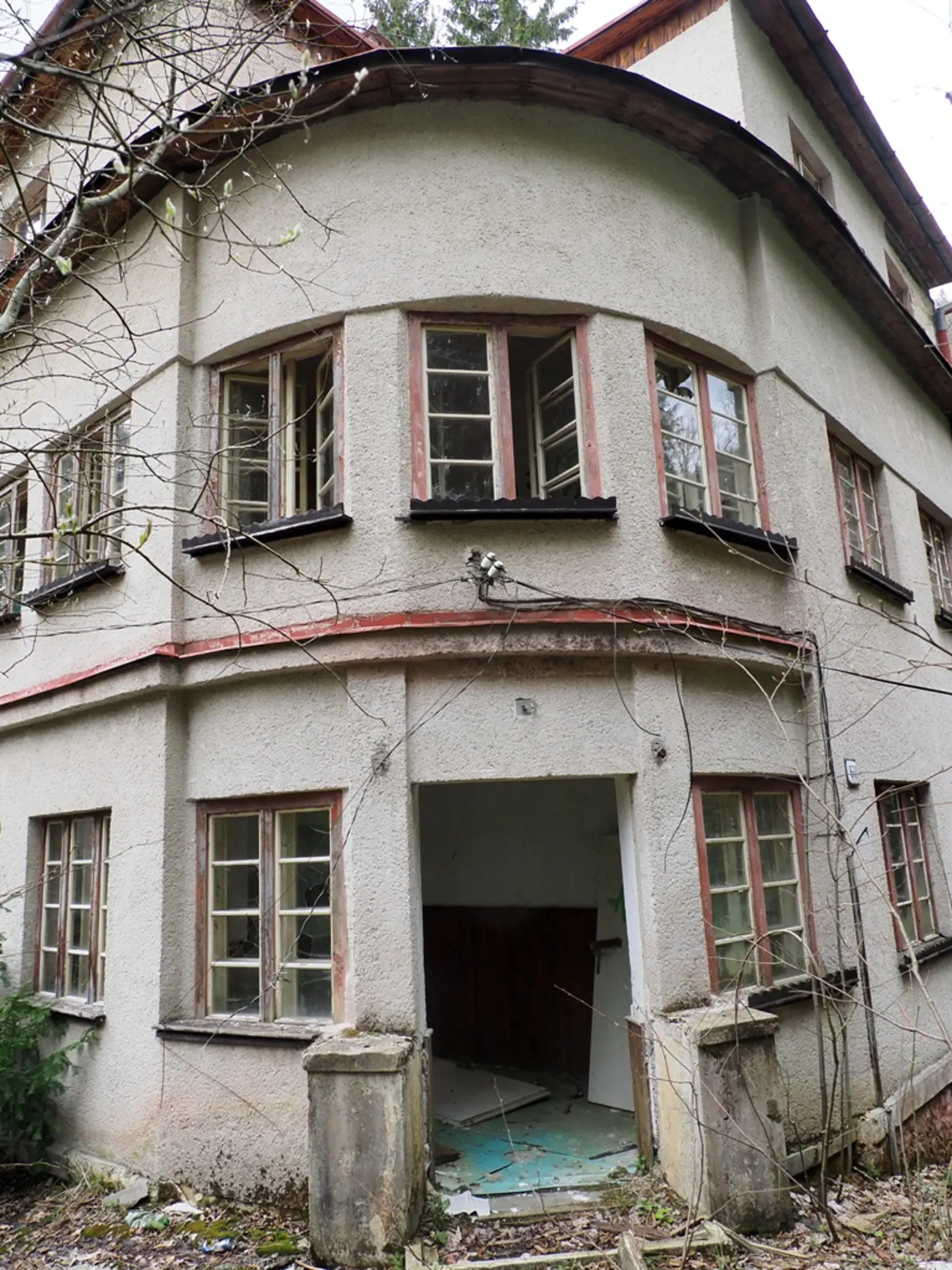 Ak by Korytnica ležala v inom štáte, zrejme by tam prúdili turisti z celého sveta. Zloženie tunajšej minerálnej vody, ktorú porovnávajú s prameňmi v Karlových Varoch, totiž blahodarne pôsobí na choroby tráviaceho ústrojenstva.