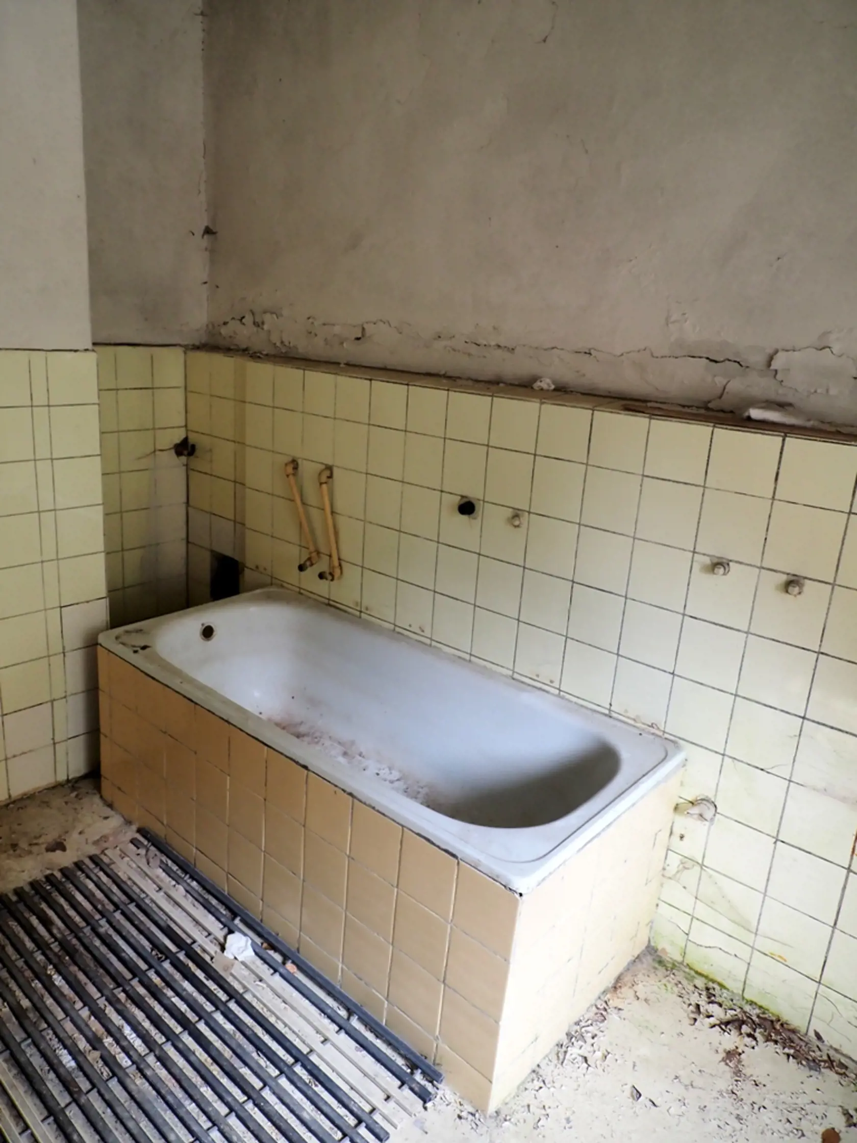 Miesto, kde sa minerálna voda kedysi plnila do fliaš, pripomína zbombardovú Ukrajinu.