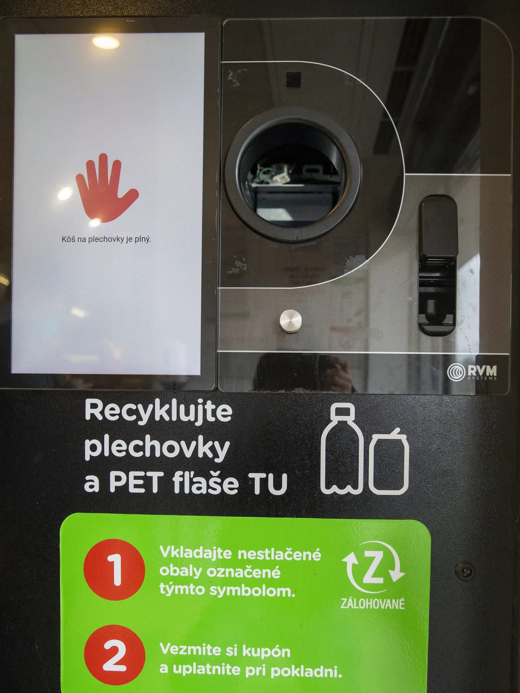 Na snímke je zálohomat na vratné PET flaše a plechovky. 