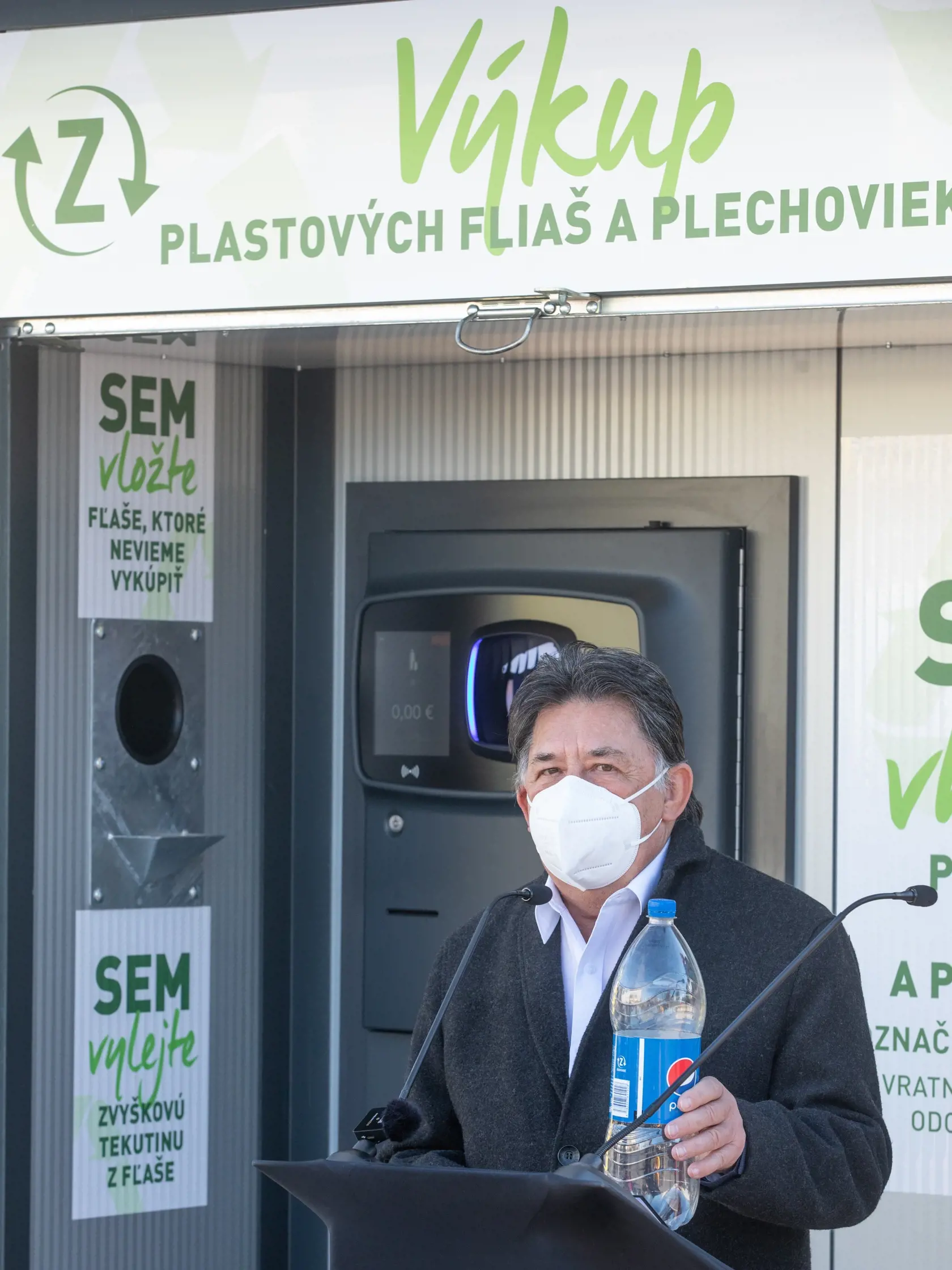 Na snímke je tlačová konferencia ktorá spustila zálohovanie PET fliaš a hlinikových plechoviek. Minister životného prostredia Ján Budaj verí, že do piatich rokov zrecyklujeme 90% týchto odpadov.
