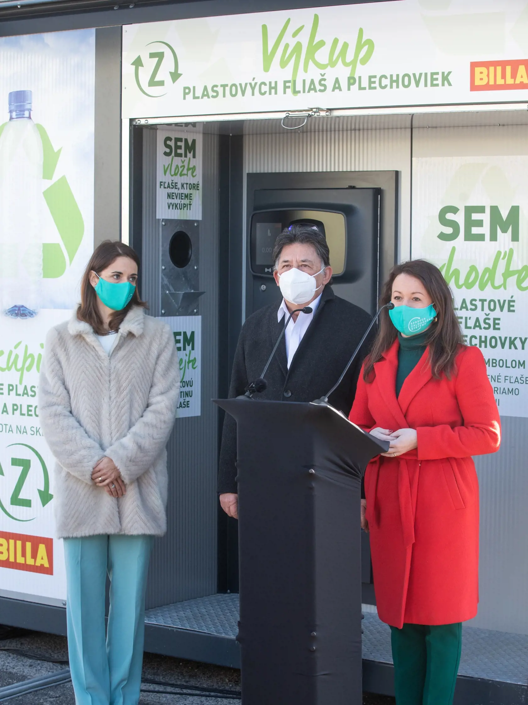 Na snímke je tlačová konferencia ktorá spustila zálohovanie PET fliaš a hlinikových plechoviek. Minister životného prostredia Ján Budaj verí, že do piatich rokov zrecyklujeme 90% týchto odpadov.