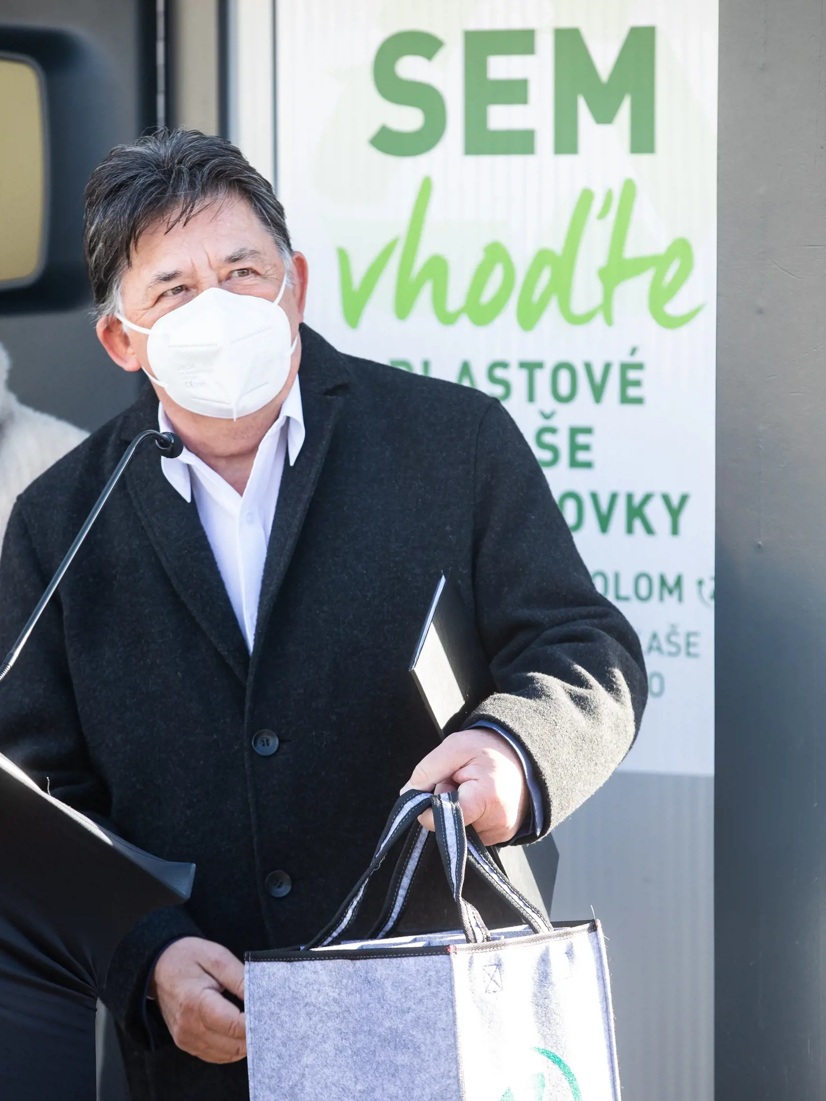 Na snímke je tlačová konferencia ktorá spustila zálohovanie PET fliaš a hlinikových plechoviek. Minister životného prostredia Ján Budaj verí, že do piatich rokov zrecyklujeme 90% týchto odpadov.