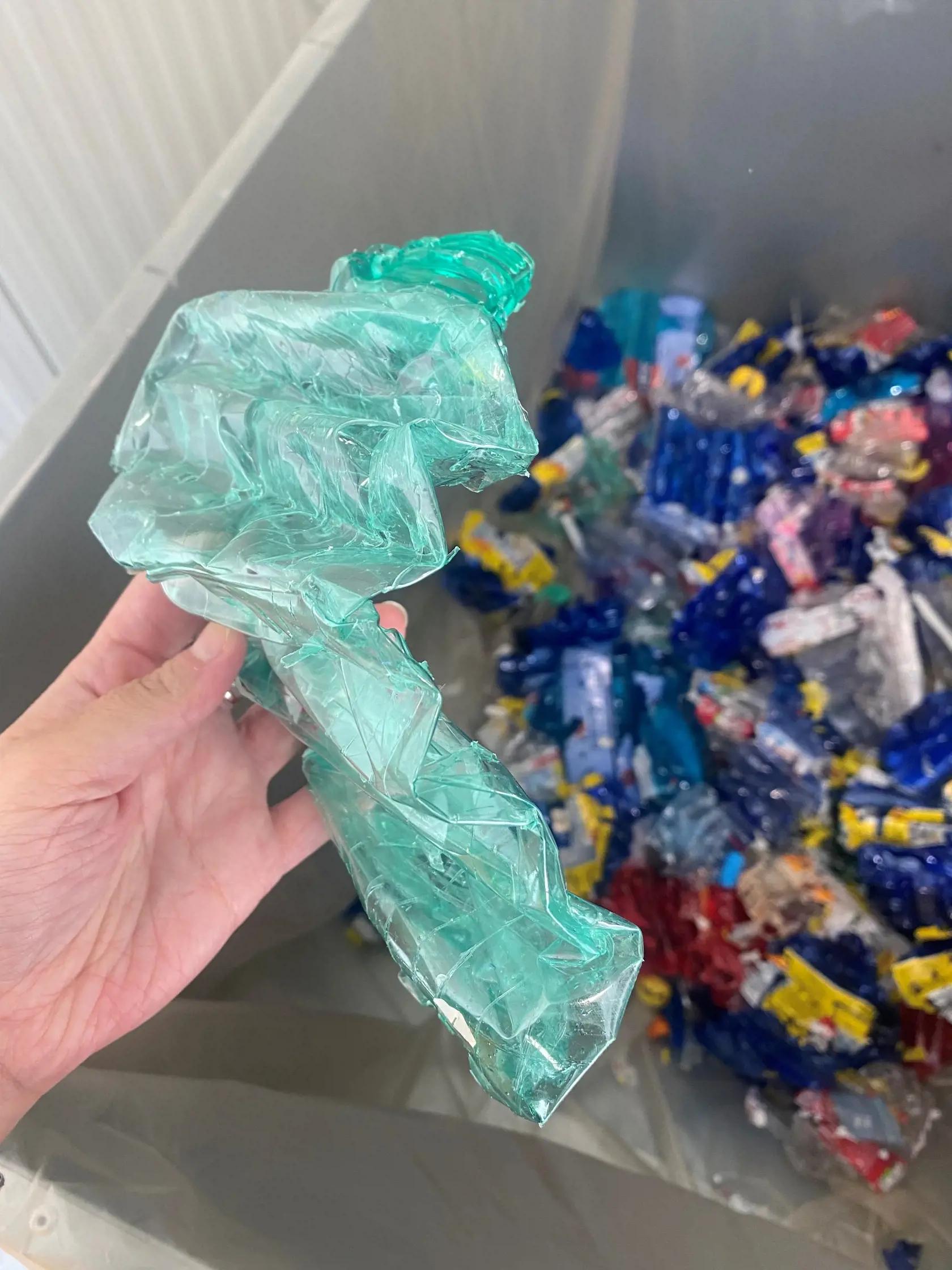 Z recyklovaných plastových fliaš vyrobia nové lavičky, ktoré budú rozmiestnené po celom Ružinove.