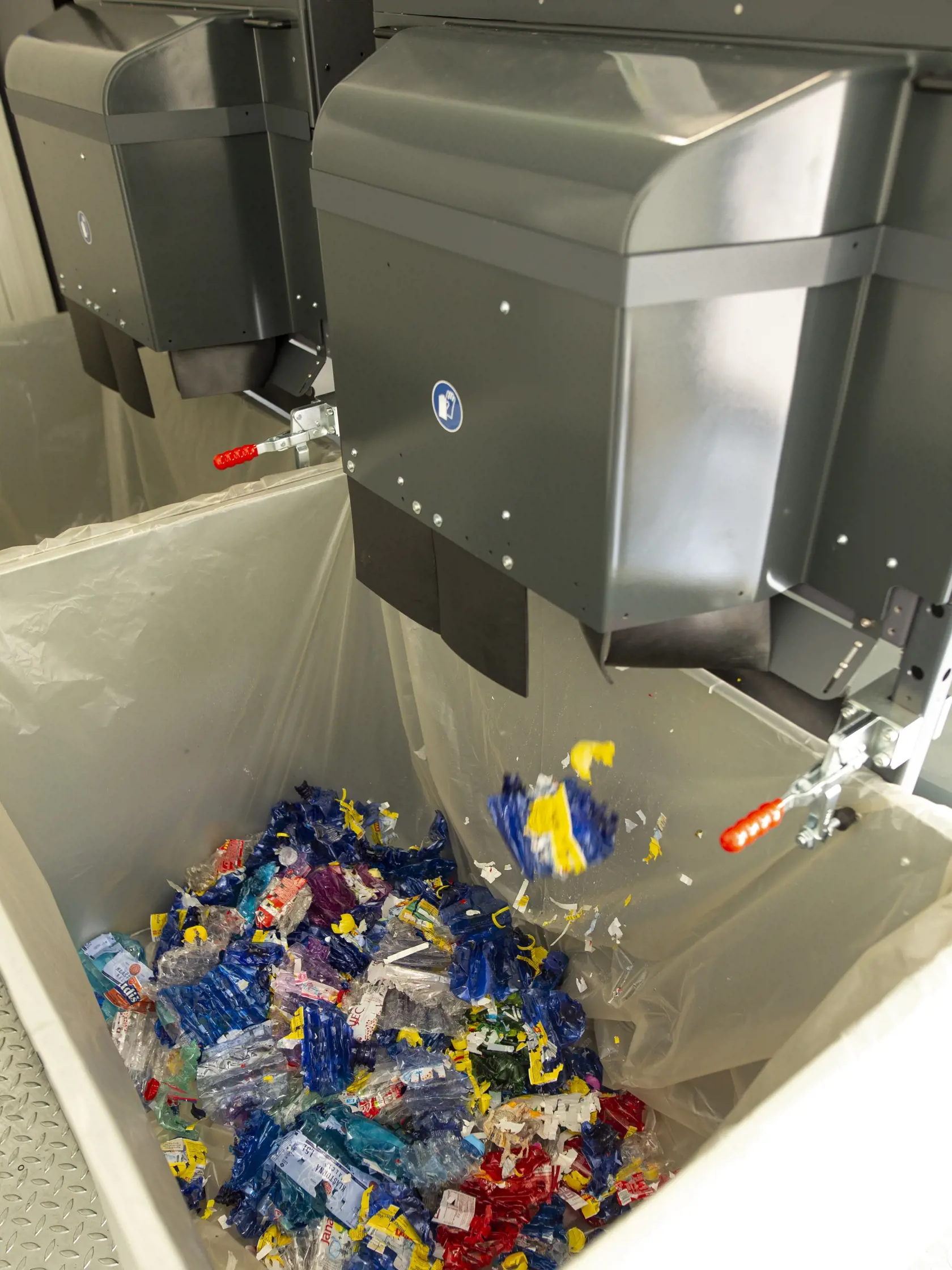 Nápojové obaly po spracovaní v zálohovom automate.