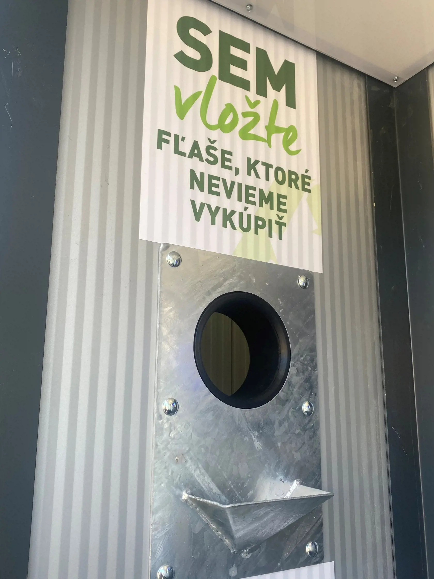 Ak bude fľaša príliš pokrčená automat ju nemusí prijať.