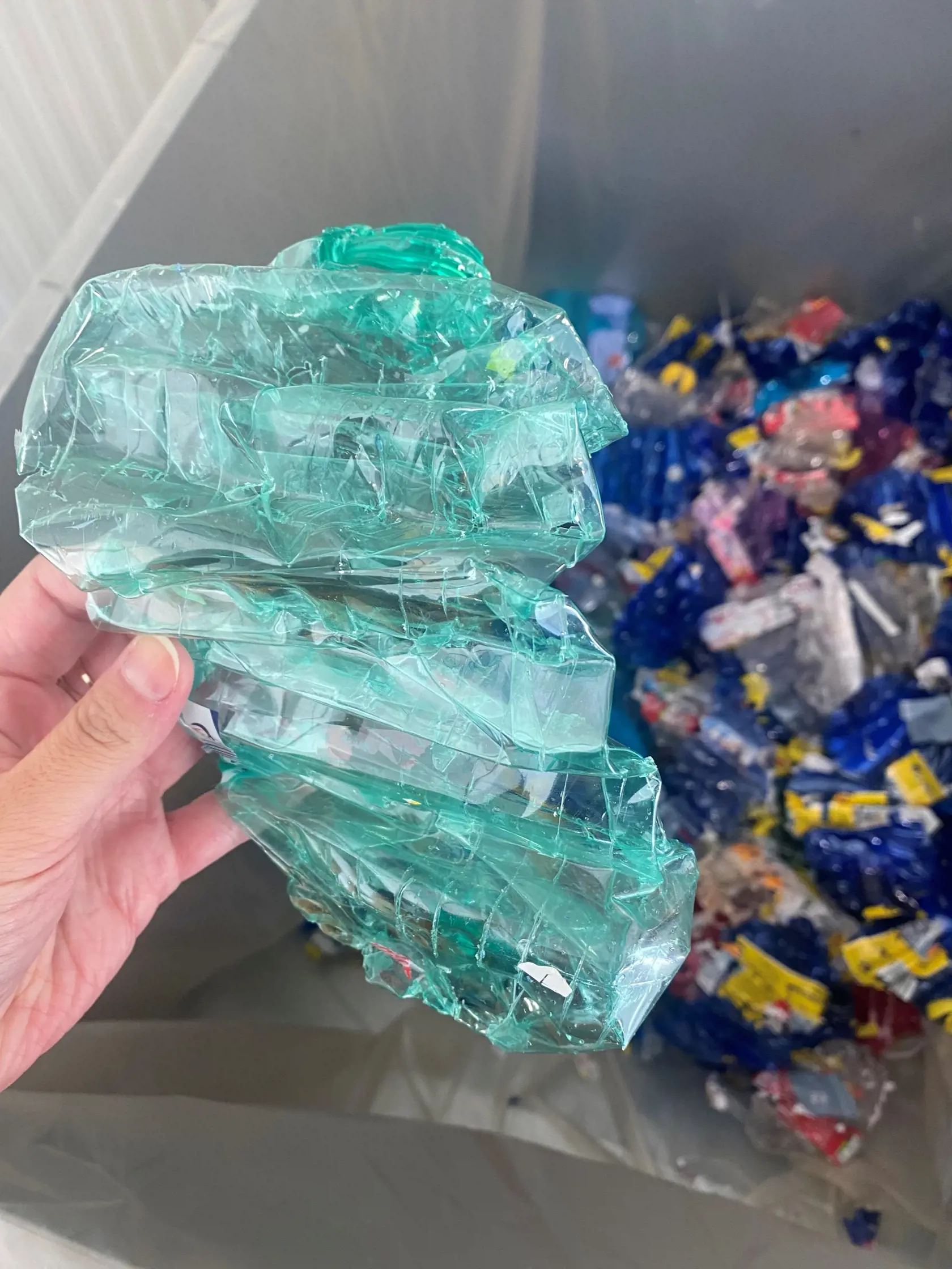 Z recyklovaných plastových fliaš vyrobia nové lavičky, ktoré budú rozmiestnené po celom Ružinove.