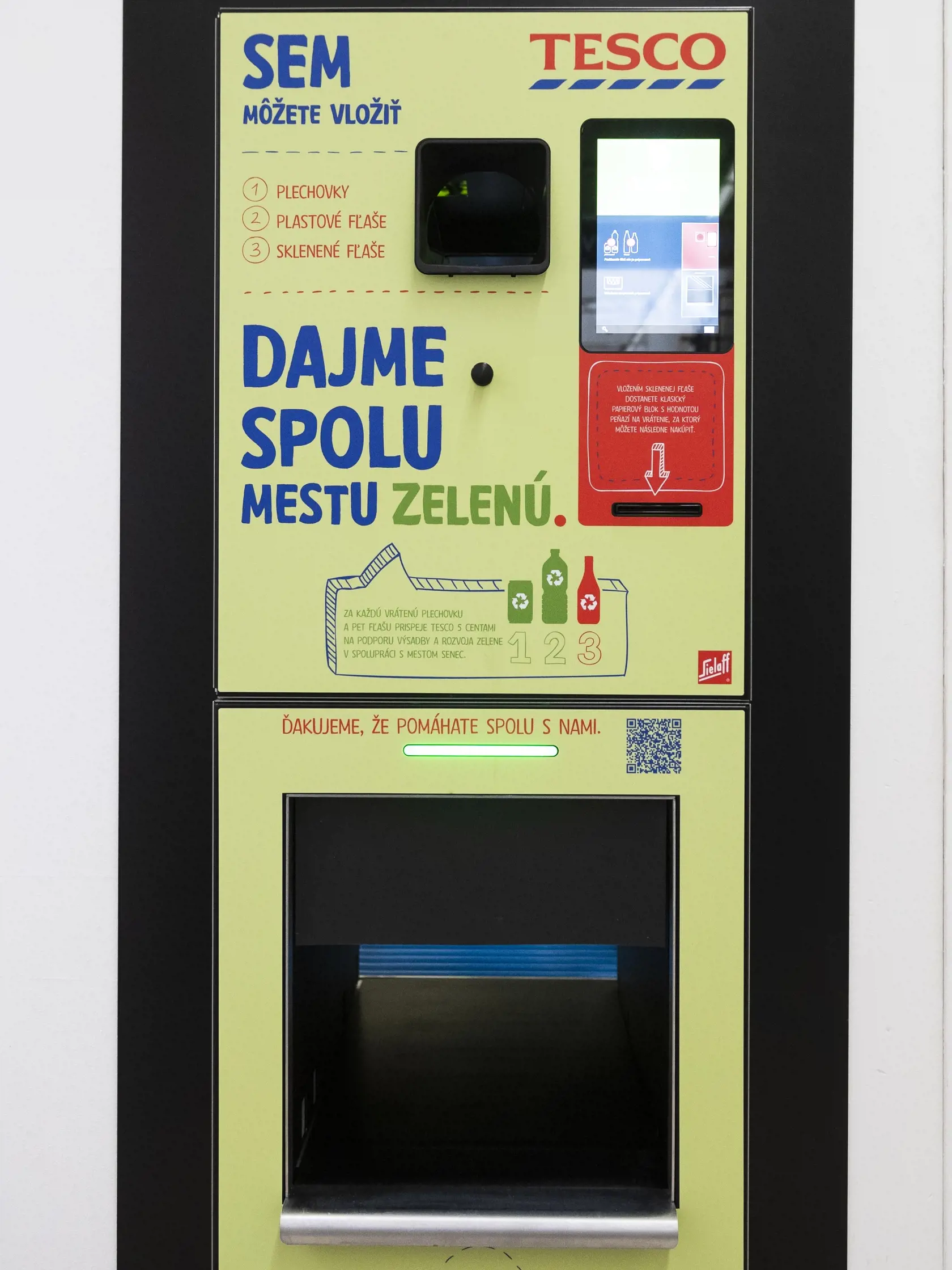 Na snímke prvý automat na zálohovanie PET fliaš a plechoviek počas tlačovej konferencie k jeho spusteniu v hypermarkete v Senci na Bratislavskej ulici 19. apríla 2021. FOTO TASR - Jaroslav Novák
