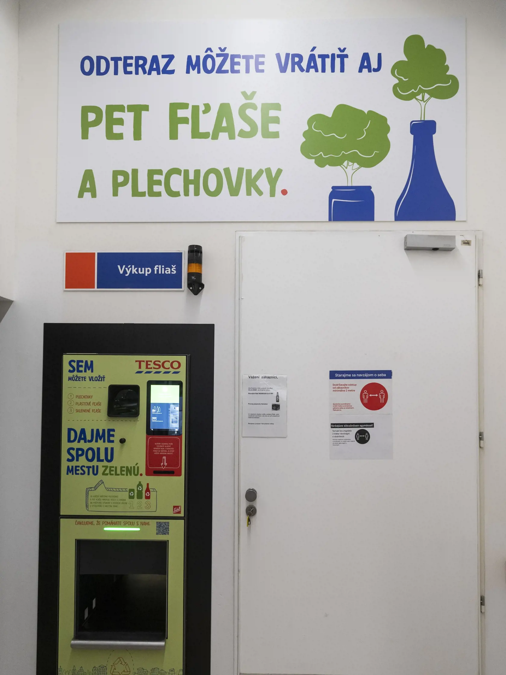 Na snímke prvý automat na zálohovanie PET fliaš a plechoviek počas tlačovej konferencie k jeho spusteniu v hypermarkete v Senci na Bratislavskej ulici 19. apríla 2021. FOTO TASR - Jaroslav Novák