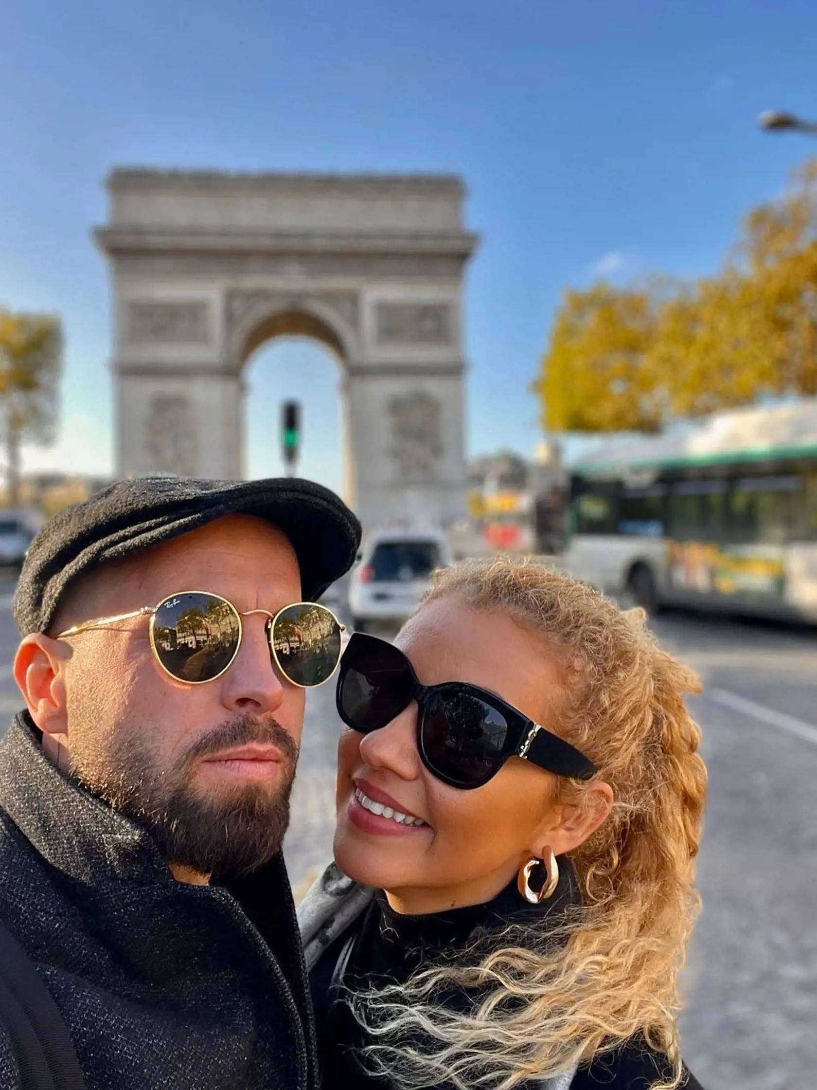 Jany Landl a Vierka Ayisi v Paríži. Pozrite sa, akí sú spolu šarmantní. Namiesto cvičebných úborov si obliekli elegantné kabáty a teda Janyho outfit nás prekvapil! Je to štramák!