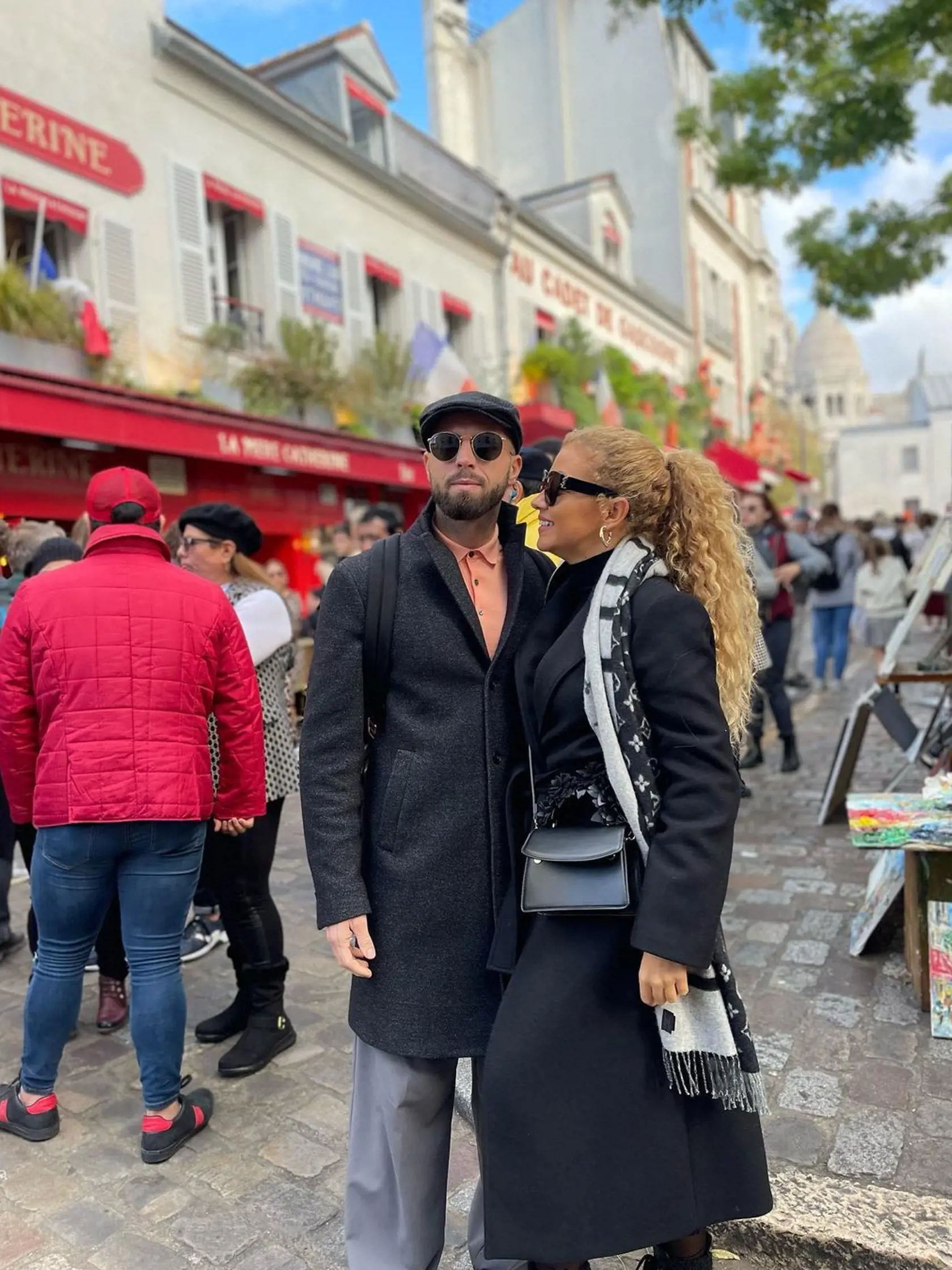 Jany Landl a Vierka Ayisi v Paríži. Pozrite sa, akí sú spolu šarmantní. Namiesto cvičebných úborov si obliekli elegantné kabáty a teda Janyho outfit nás prekvapil! Je to štramák!