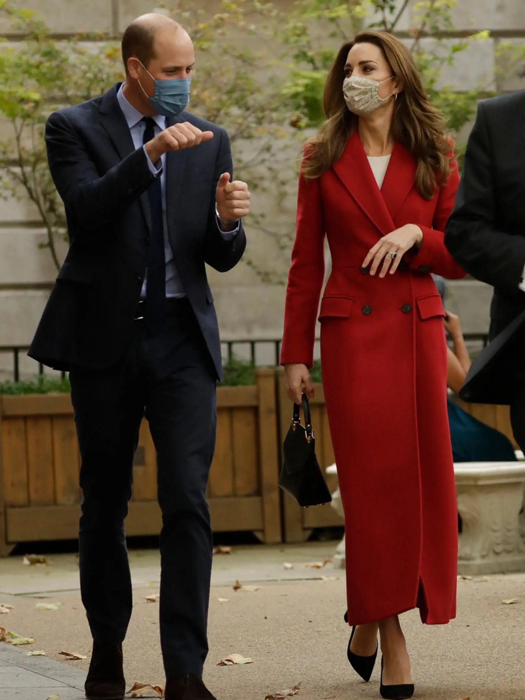 Vojvodkyňa Kate a princ William sa v pondelok znova objavili v uliciach, aby otvorili výstavu fotografií Hold Still v Londýne.