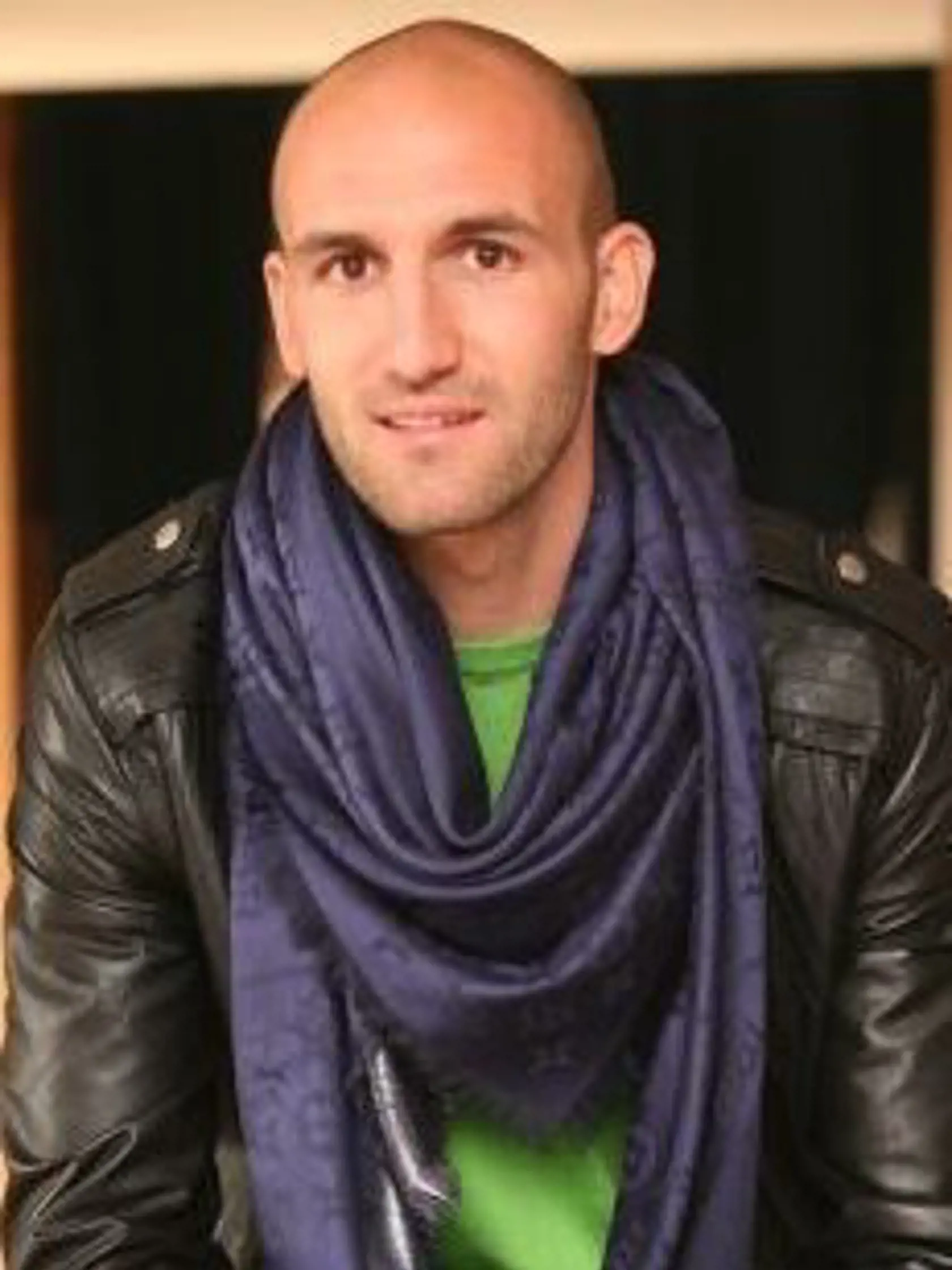 Róbert Vittek so šálom Louis Vuitton