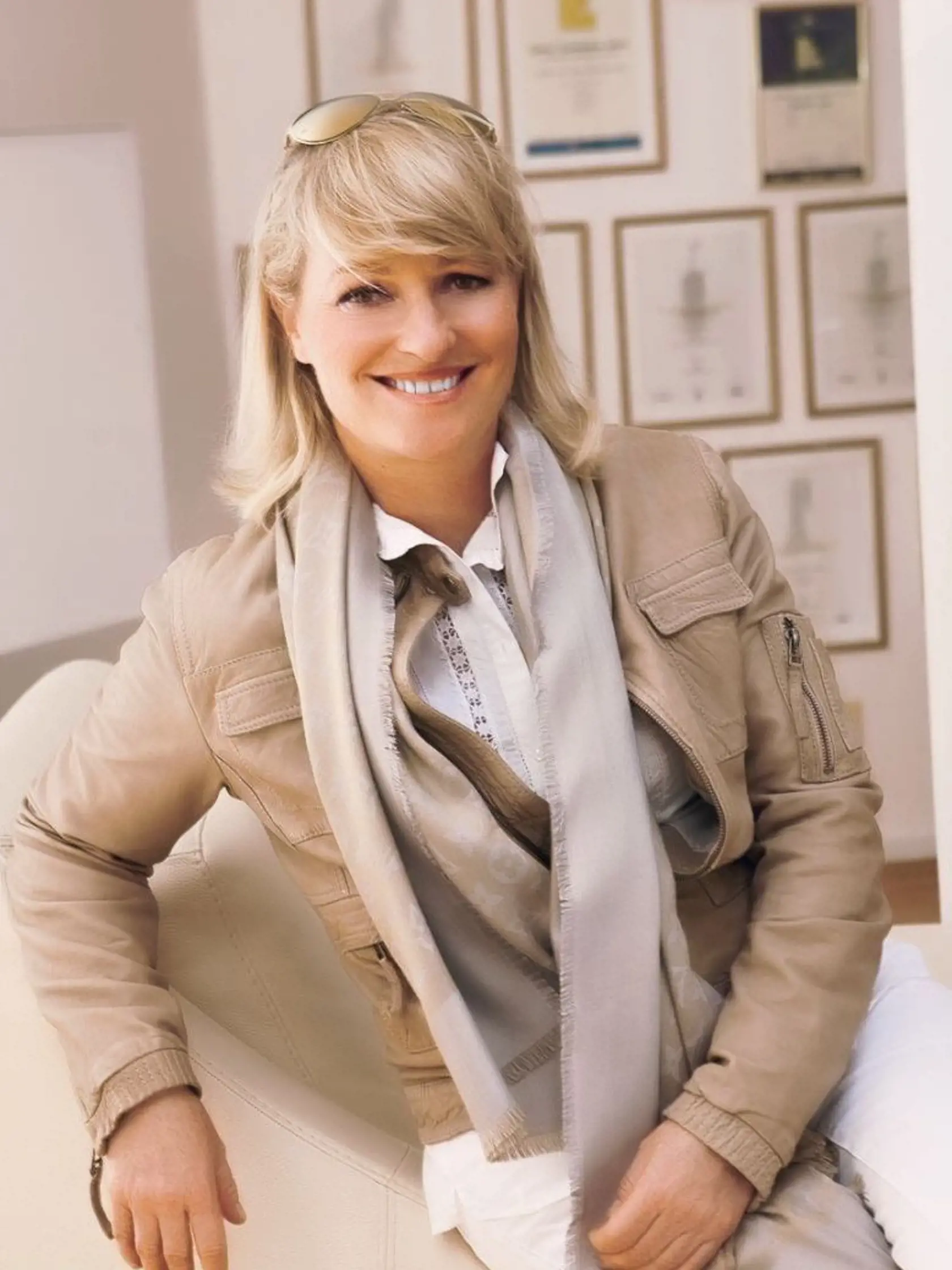 Simona Bubánová so šálom Louis Vuitton