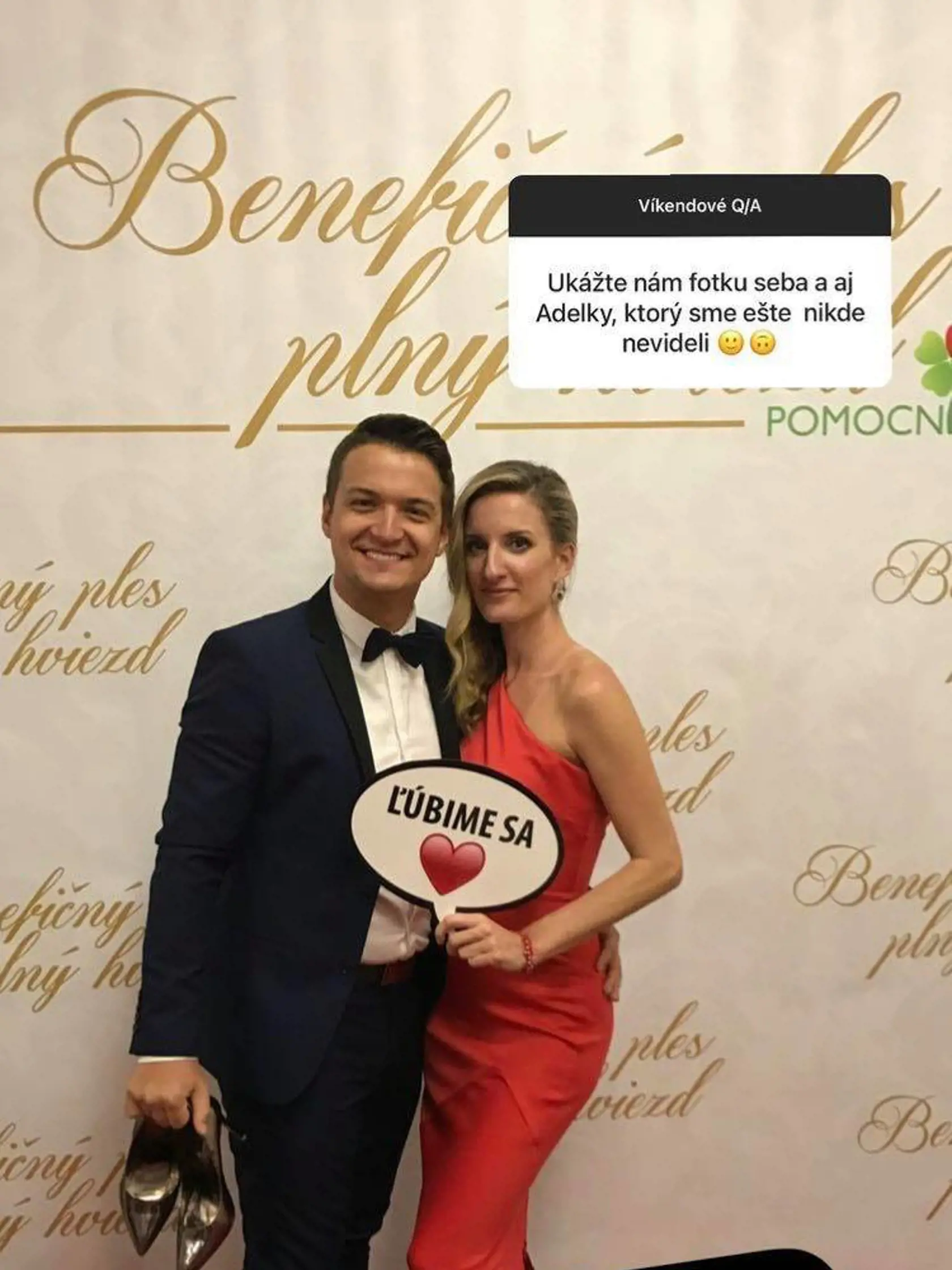 Vincze ukázal spoločnú fotku s Adelou z plesu, za ktorú sa hanbia. Jeho manželka na nej pózuje v róbe a bez lodičiek.
