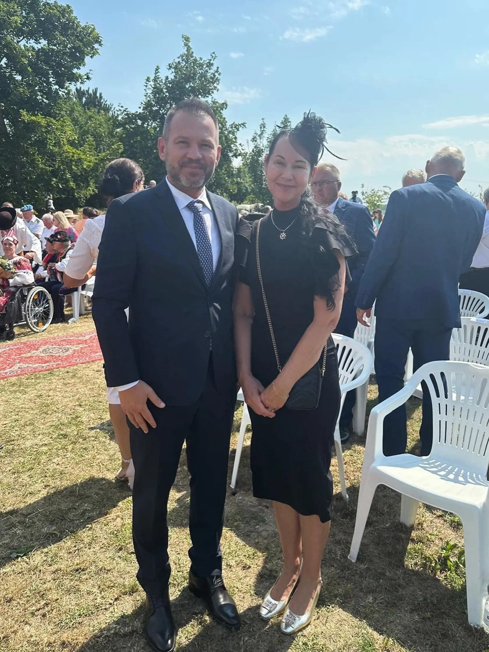 Lucia Kurilovská na známom festivale kresťanského divadla Gorazdov Močenok. Vedľa nej stojí Branislav Becík, poslanec Hlasu a šéf Nitrianskeho samosprávneho kraja.