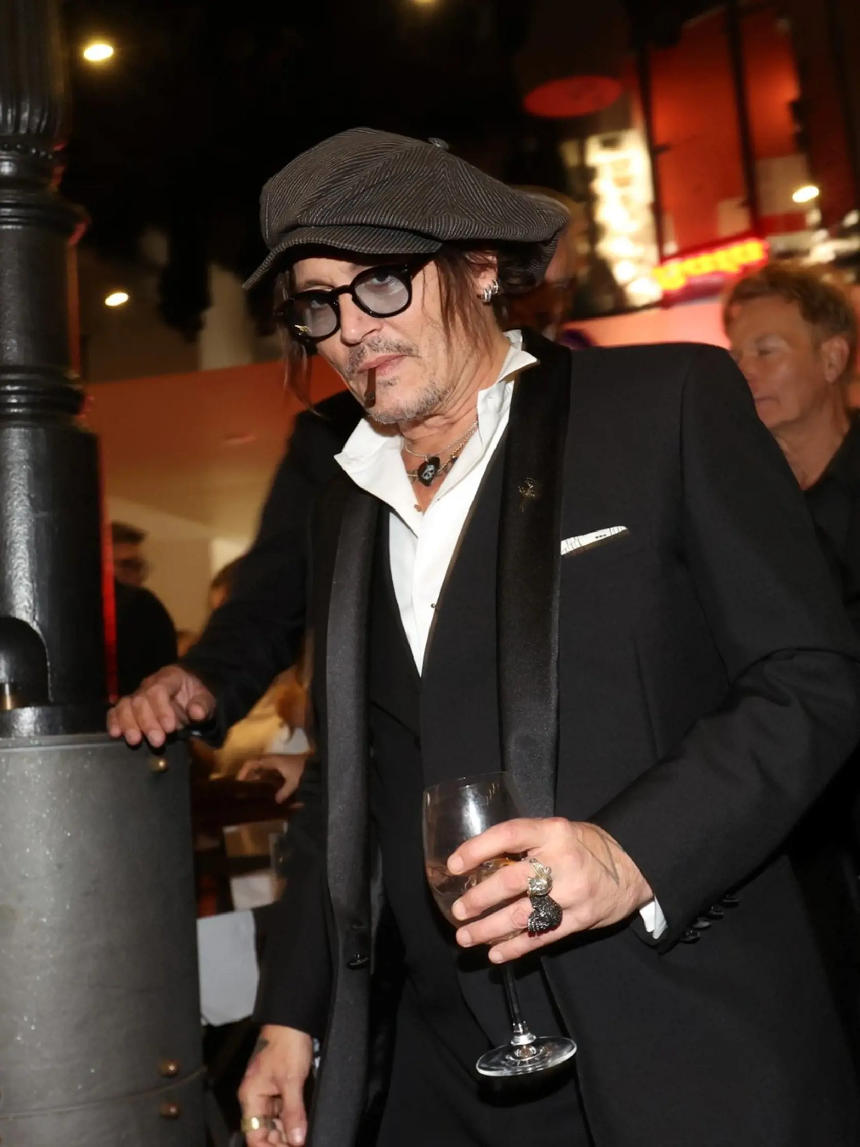 Členovia poroty sa zhodli, že Depp by mal dostať odškodné 15 miliónov dolárov, zatiaľ čo Heard by mala dostať 2 milióny dolárov.