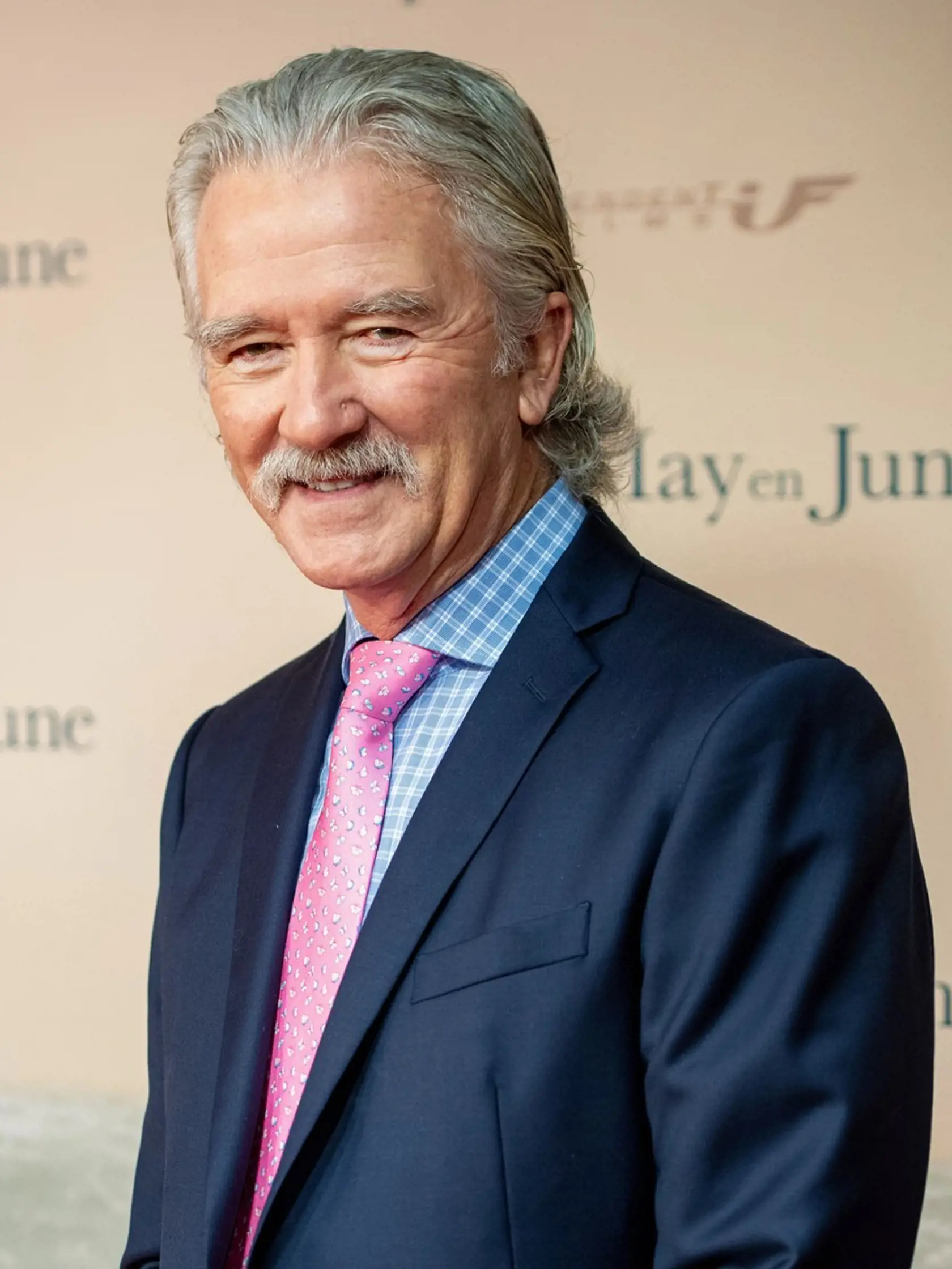 Patrick Duffy (71) sa pred nakrúcaním seriálu preslávil ako Bobby Ewing v seriáli Dallas. Vyštudoval Washingtonskú univerzitu a v roku 1974 sa oženil s Carlyn Rosser, o 10 rokov staršou primabalerínou. Narodili sa im synovia Padraic a Connor. V roku 1986 ozbrojení tínedžeri zavraždili jeho rodičov vo vinárni, ktorú vlastnili. Konvertoval na budhistickú vieru, zbiera historické bábiky a detské knihy. V januári 2017 ovdovel.