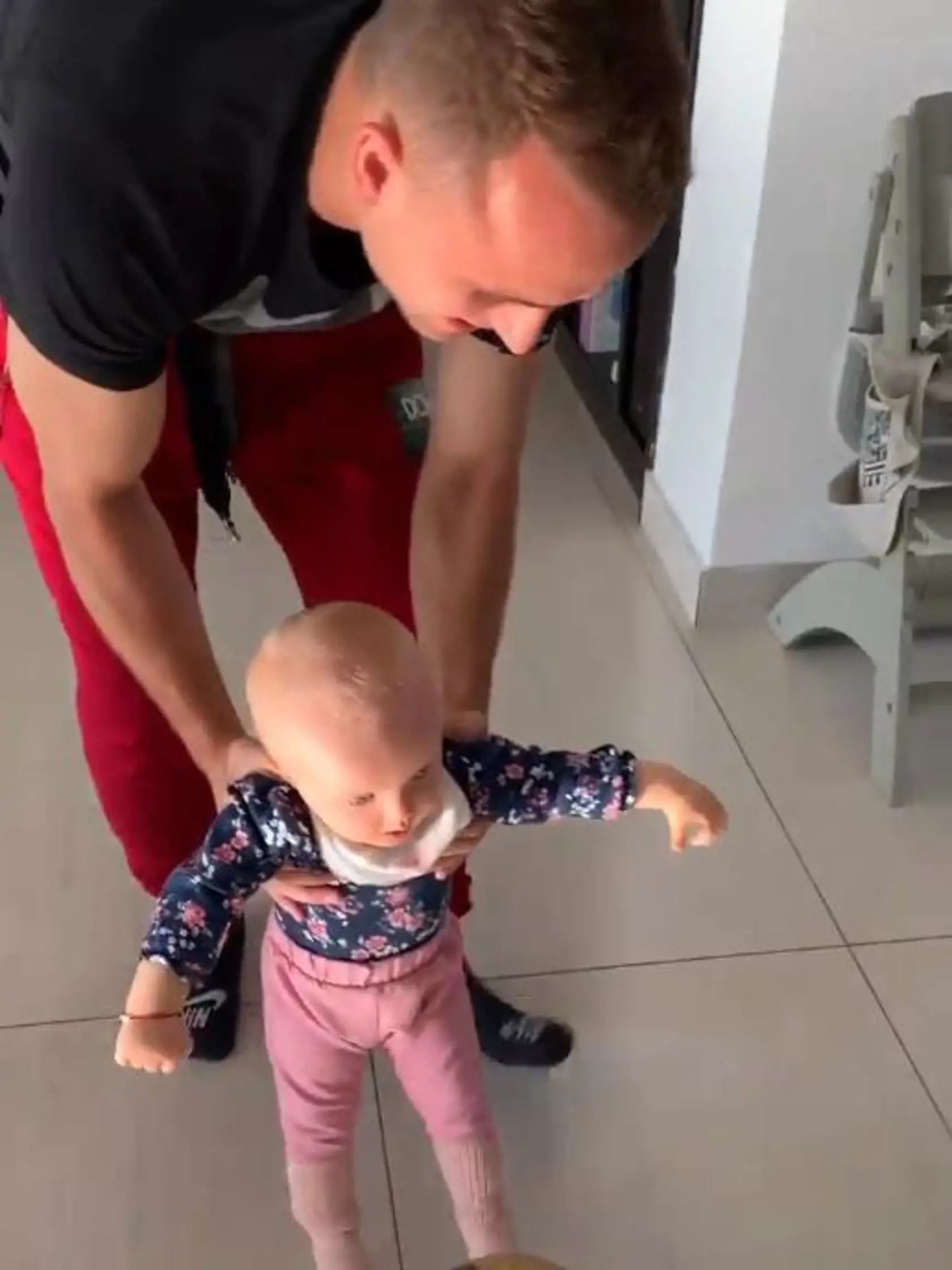 Lobotka sa stal otcom v januári, keď mu partnerka Daniela Nízlová porodila dieťa. Napriek tomu, že záložník Neapola nemá syna, ale dcéru, neprekáža mu to. Daniela svojej dcérke bude zrejme kupovať skôr barbíny, no Stano ju bude skúšať posúvať futbalovým smerom.