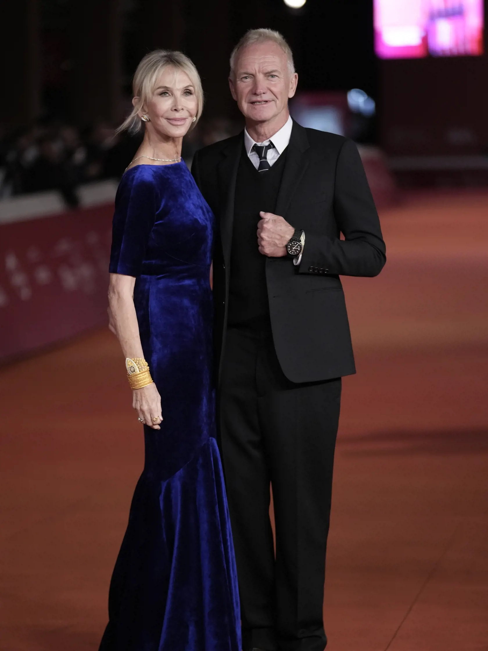 KK14 Rím -  Na snímke režisérka Trudie Stylerová a spevák Sting prichádzajú na premietanie filmu Posso entrare? An ode to Naples  v rámci filmového festivalu v Ríme 23. októbra 2023. FOTO TASR/AP
Director Trudie Styler, left, and singer Sting arrive for the screening of the movie 'Posso entrare? An ode to Naples', at the 18th Rome Film Festival, in Rome, Monday, Oct. 23, 2023. (AP Photo/Andrew Medichini)