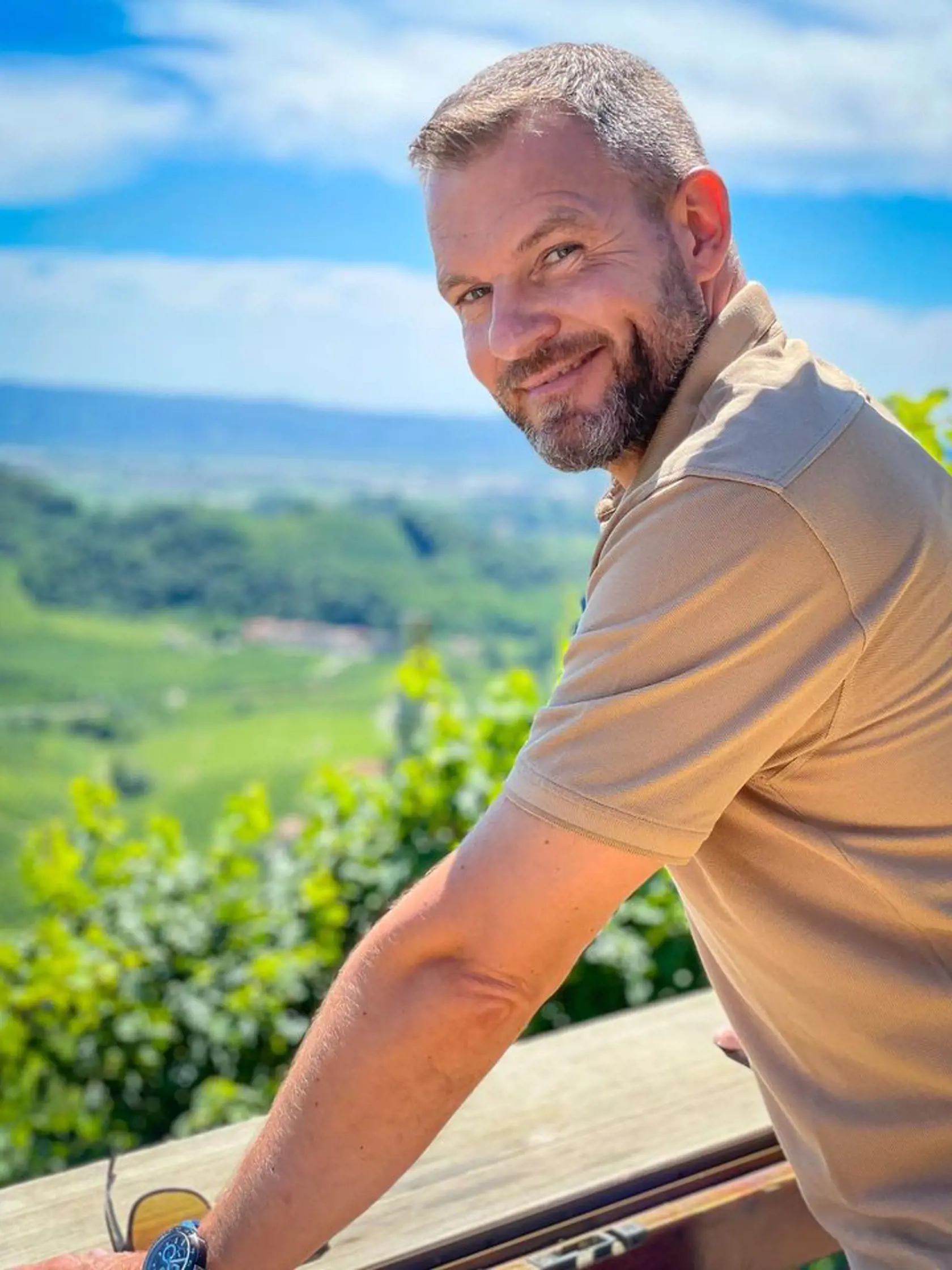 "Milí priatelia, najviac pokoja od každodenného stresu a intríg, ktorých je v politike a v médiách nadostač, vždy nájdem v prírode. Užite si leto na čo najlepší možný oddych od celoročných povinností," píše Pellegrini na sociálnej sieti.
