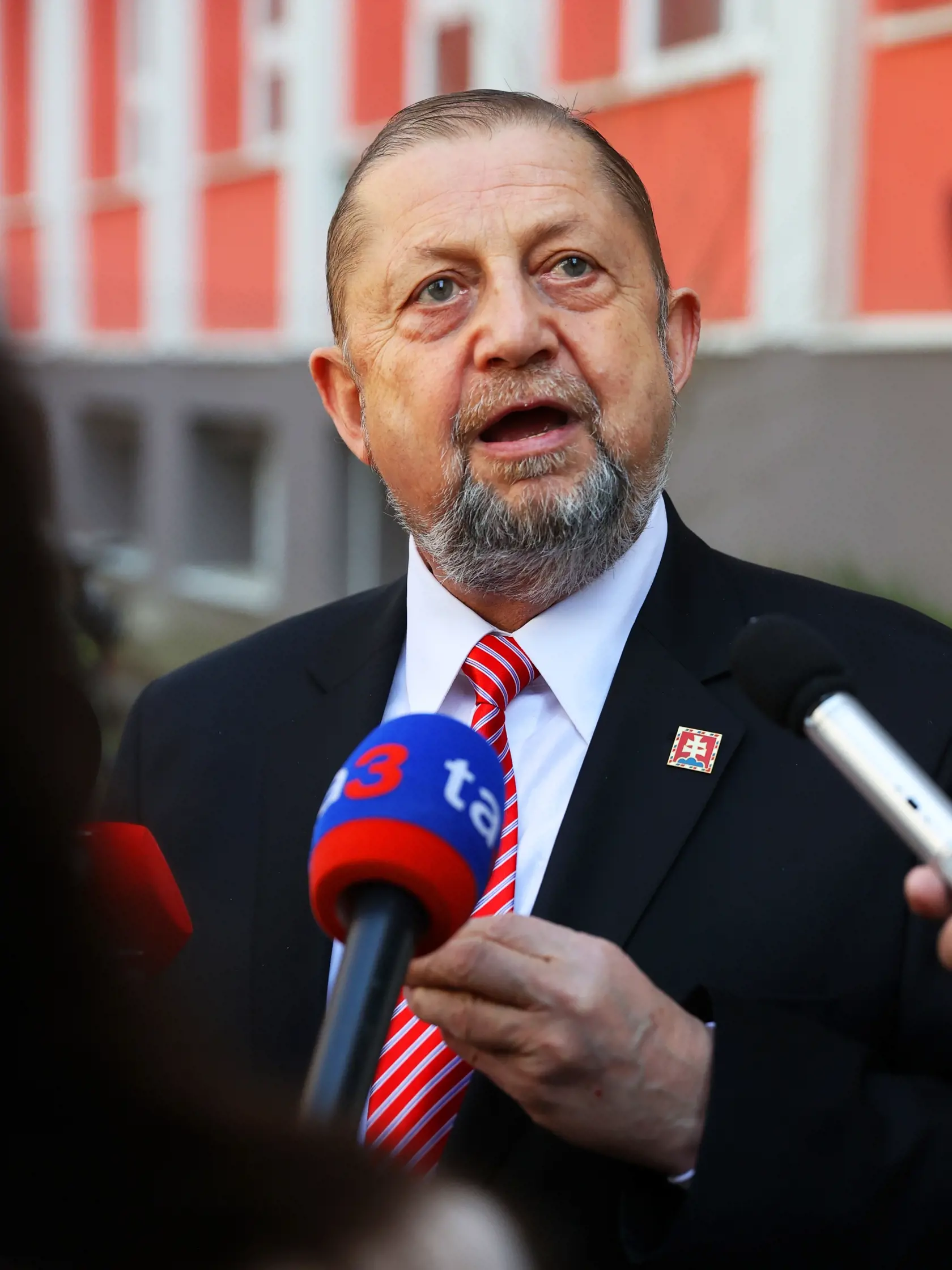 Na snímke je kandidát na prezidenta Štefan Harabin s rodinou počas voľby prezidenta 2024.
