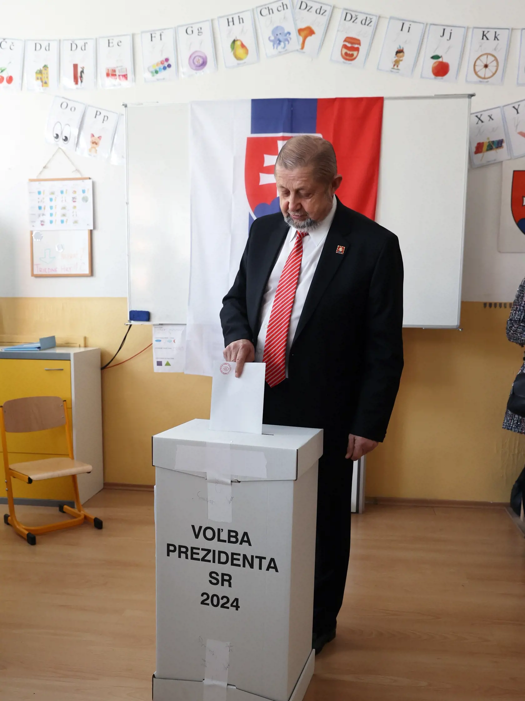 Na snímke je  kandidát na prezidenta Štefan Harabin s rodinou  pri volbách 2024.
