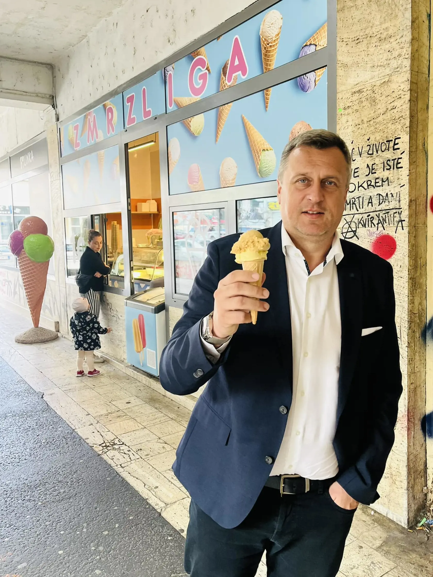 Nesmie chýbať ani niečo sladké. Po ceste na centrálu SNS na Šafárikovom námestí v Bratislave si dal zmrzlinu s príchuťou slaného karamelu a vanilky.
