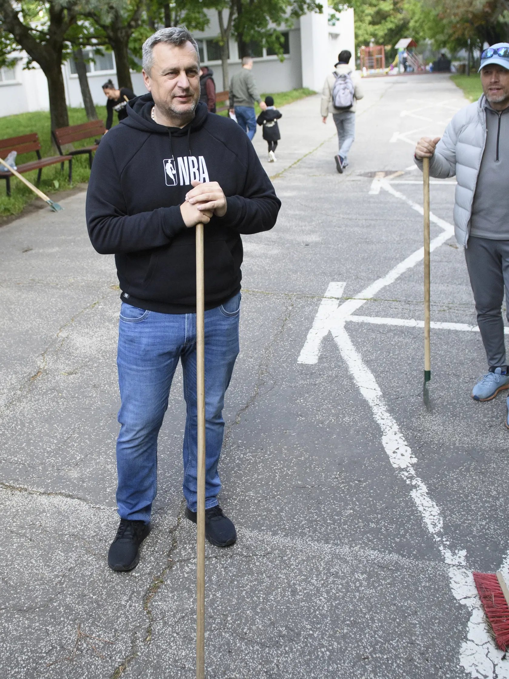 Na snímke podpredseda Národnej rady (NR) SR a predseda koaličnej Slovenskej národnej strany (SNS) Andrej Danko (vľavo) upratuje v bratislavskej mestskej časti Dúbravka v piatok 26. apríla 2024. Do upratovania sa v súvislosti s dopravnou nehodou zapojil dobrovoľne. K dopravnej nehode lídra SNS došlo 11. januára v bratislavskej Dúbravke. Danko mal podľa svojich slov dostať šmyk a naraziť do semafora. Opozícia kritizovala, že odišiel z miesta incidentu. Vec od marca vyšetrovali ako priestupok. Dank
