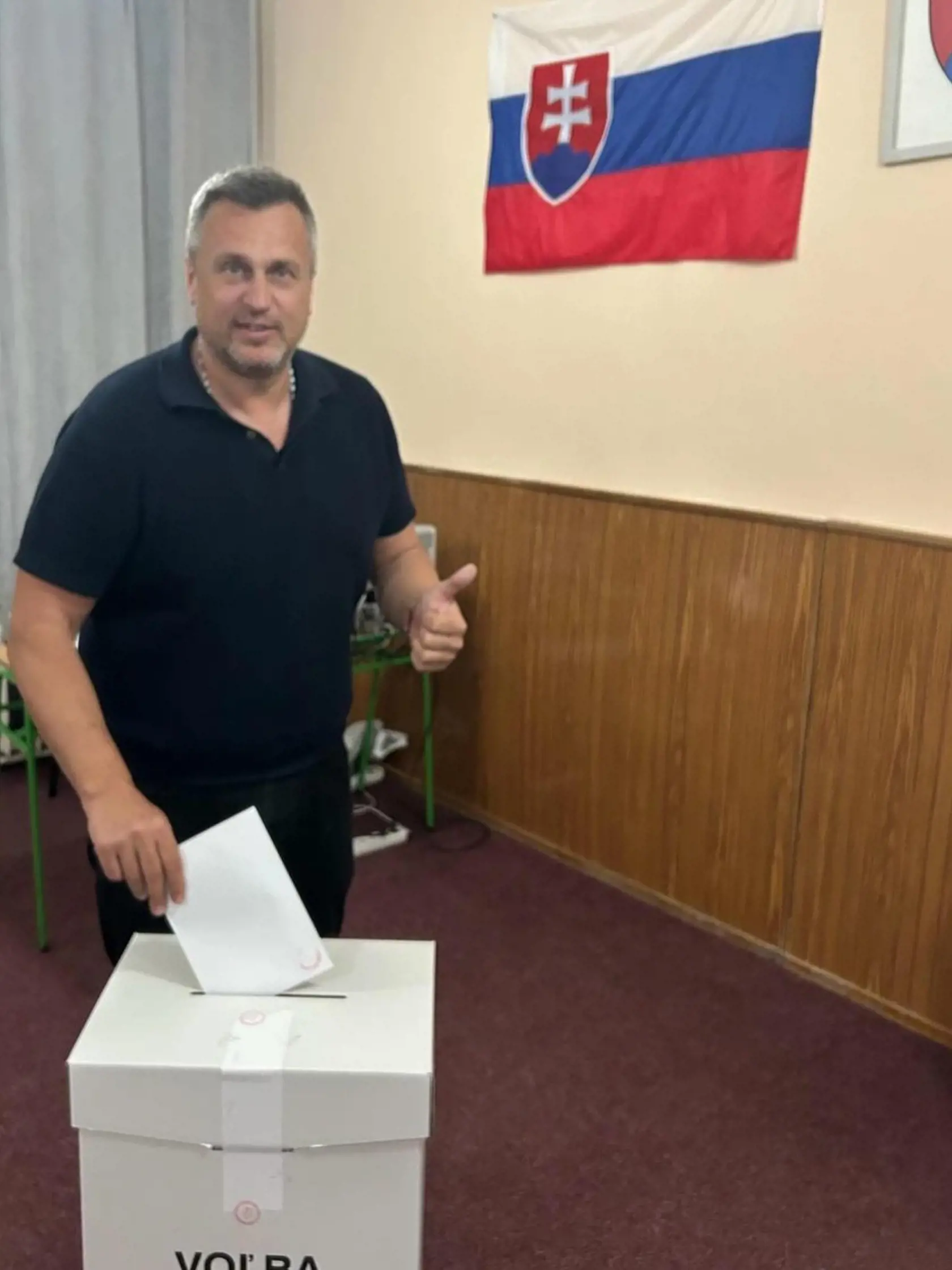 Líder SNS Andrej Danko vhadzuje volebný lístok do urny.