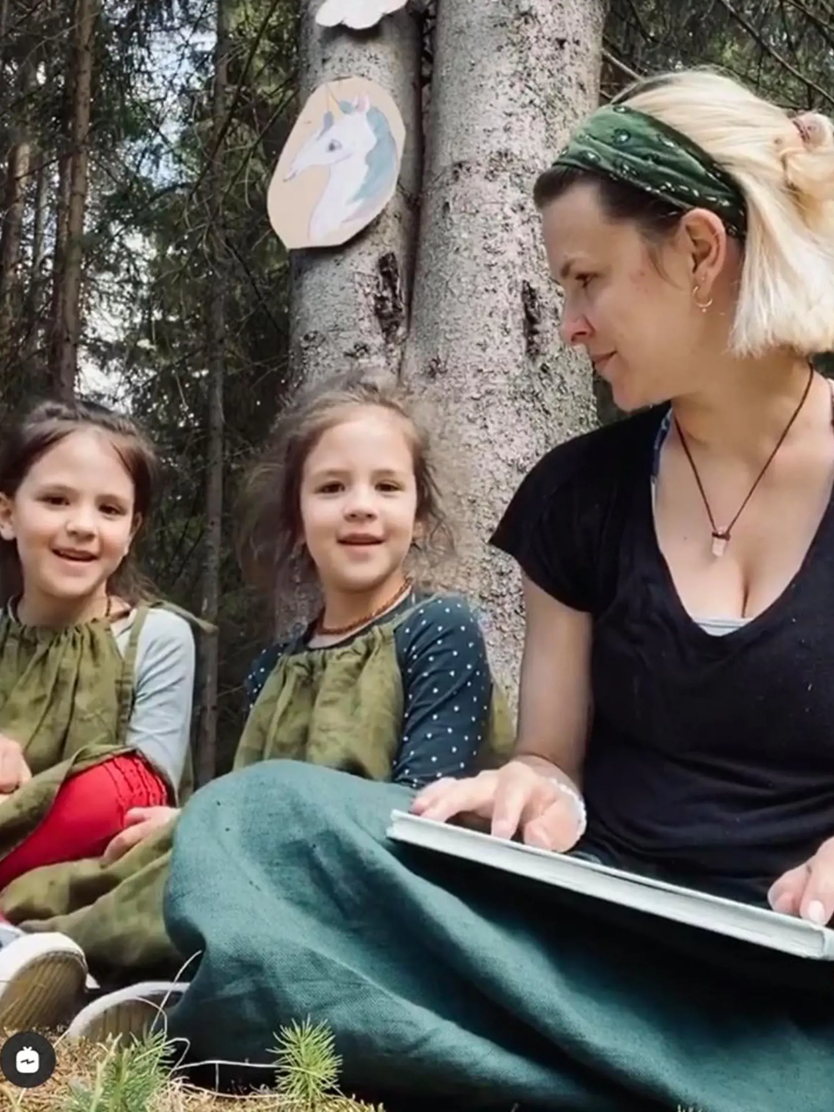 Kristína Tormová s jej rozkošnými 7-ročnými dvojičkami Elou a Matildou.