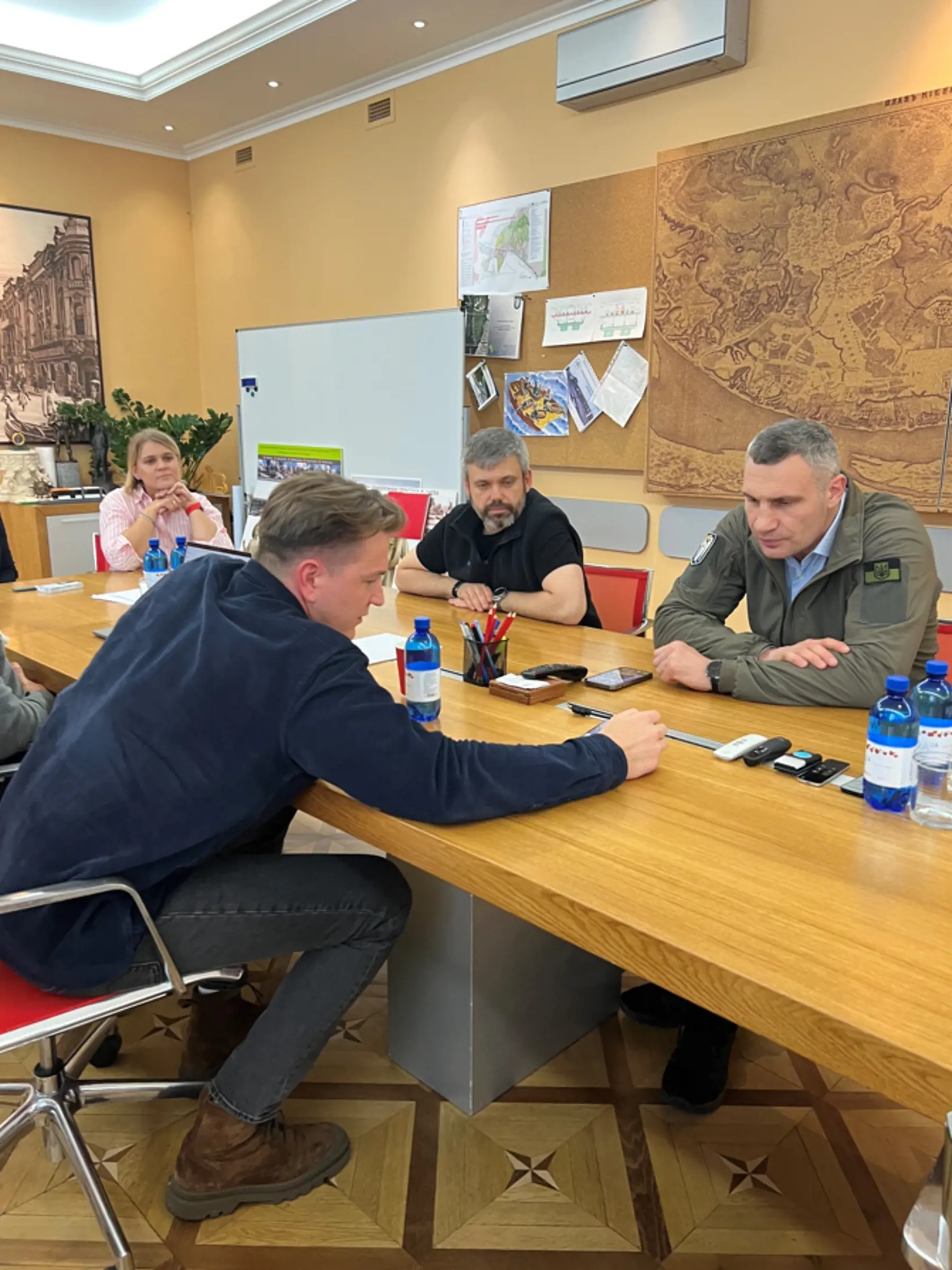 Slovenský startup vycestoval na Ukrajinu osobne. Na snímke primátor Kyjeva Vitalij Kličko a spoluzakladateľ slovenského startupu Simplicity, Andrej Krúpa.