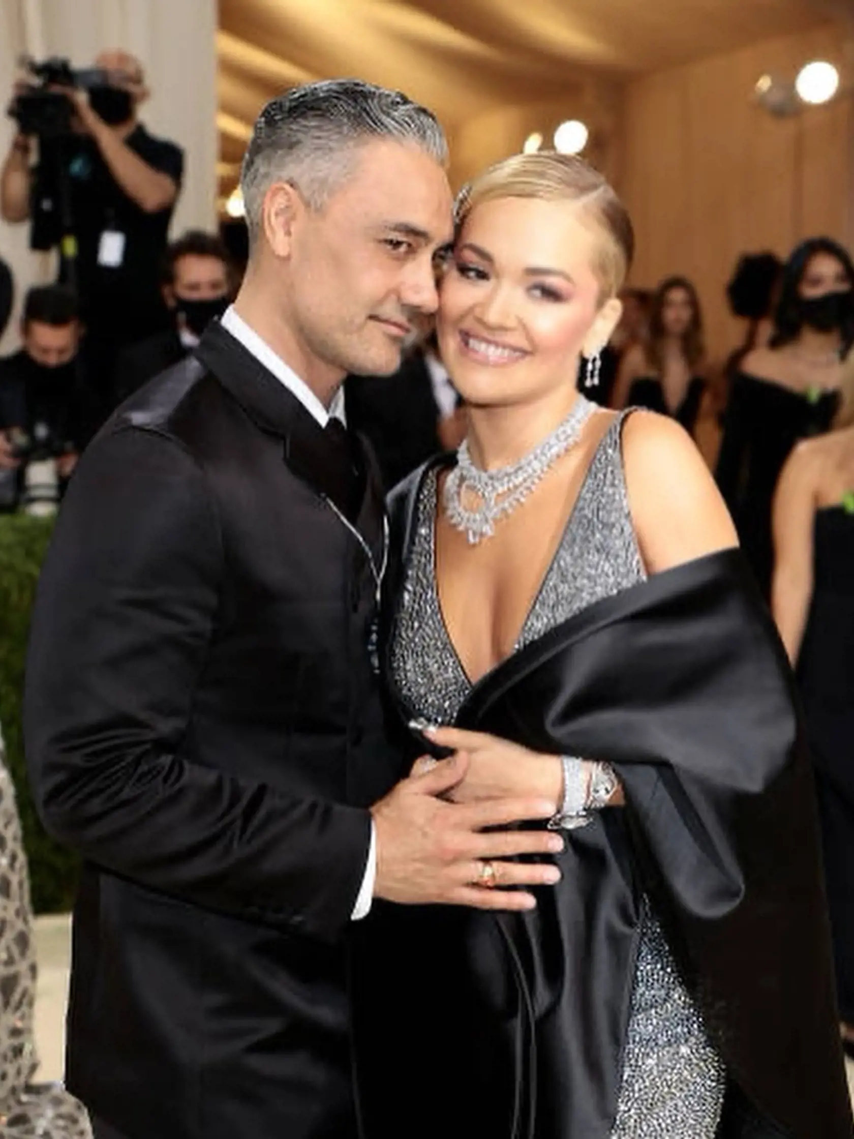 Rita Ora randí so šarmantným a vtipným režisérom Taika Waititim od minulého roka. Poznajú sa už 4 roky.
