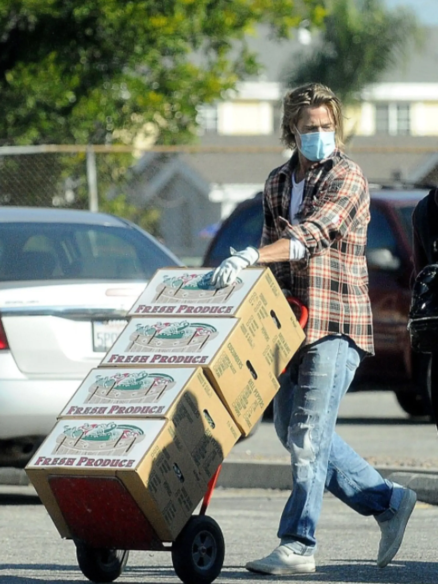 Sex symbol Brad Pitt (56) prekvapil minulý týždeň ľudí v Los Angeles tým, že počas pandémie pomohol rozdať jedlo ľuďom, ktorí to najviac potrebujú.