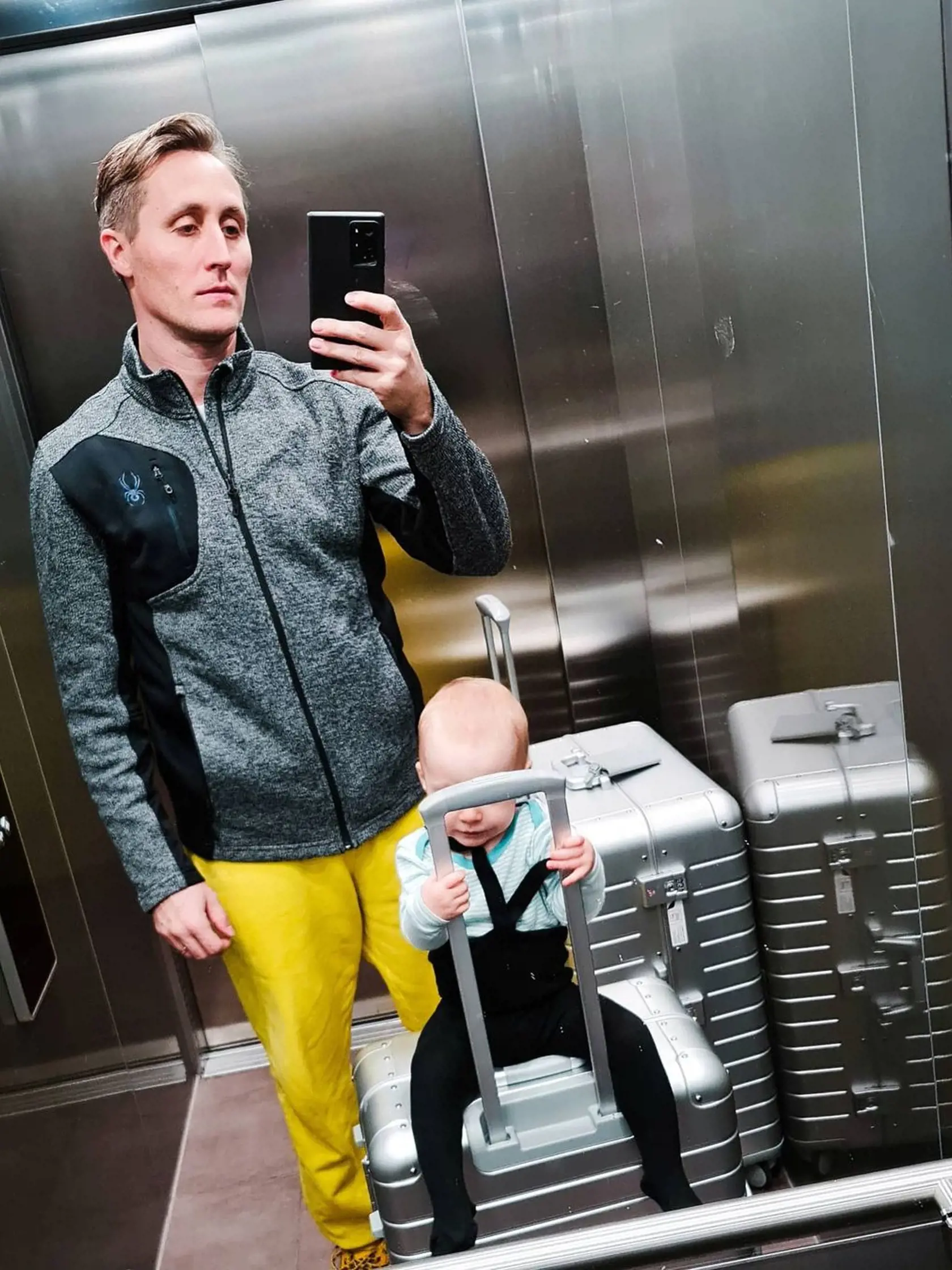 Sajfa napísal, že aj keď otec musí byť výmyselník, za toto cíti hroznú vinu. Čo sa stalo? „Táto fotka vznikla presne 34 sekúnd pred tým ako som svojej vlastnej dcére Sáre spôsobil jej prvý originálny tipel na čele. Následne na to sa dvere výťahu otvorili, vytlačil som Sáru von a potom... veď to iste poznáte. Jedno koliesko na vozíku musí vždy haprovať. V milisekunde búúúm a čapák tvárou dopredu na dlažbu,“ napísala moderátor.