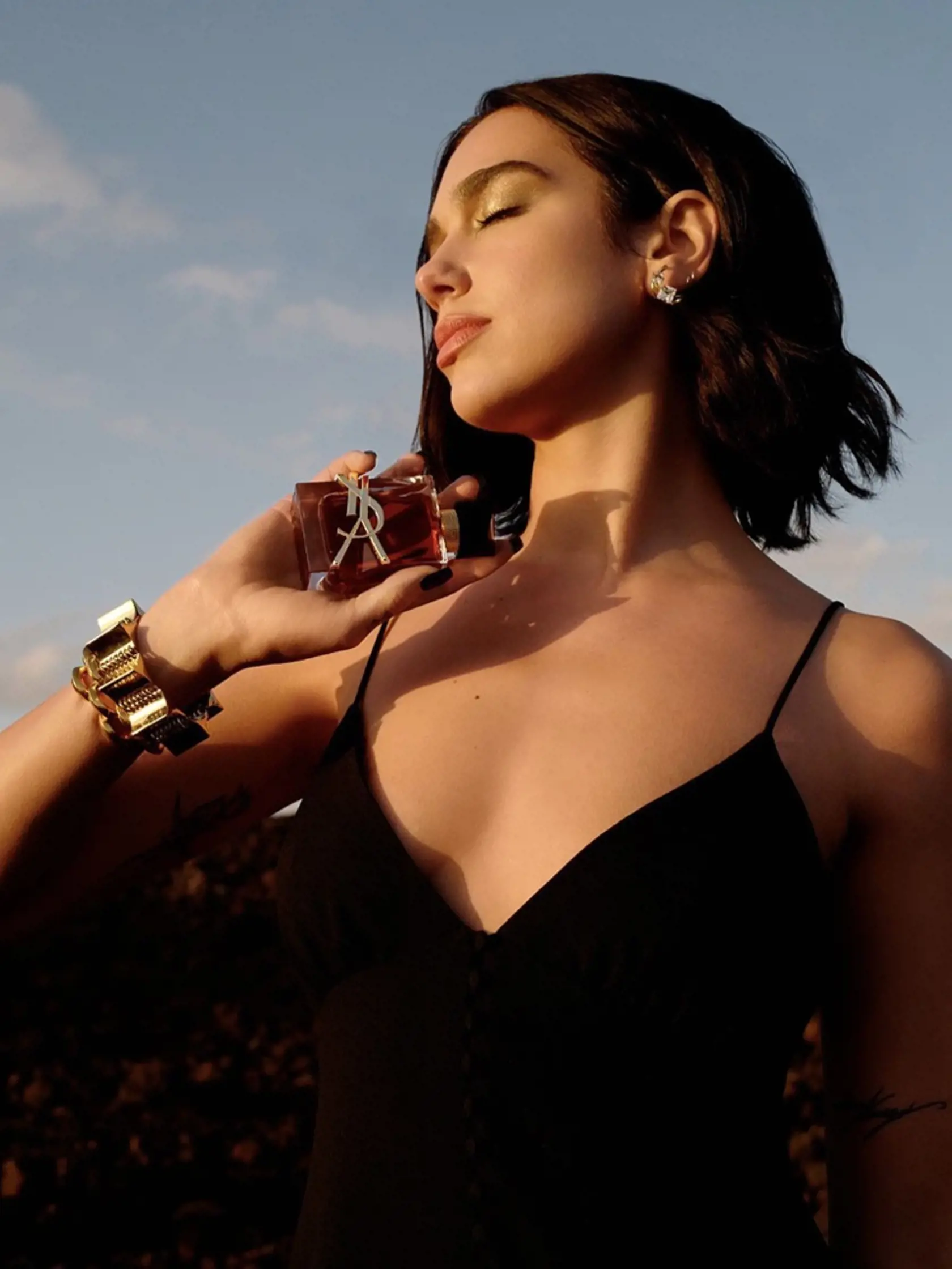 Dua Lipa pre kampaň Libre le Parfum