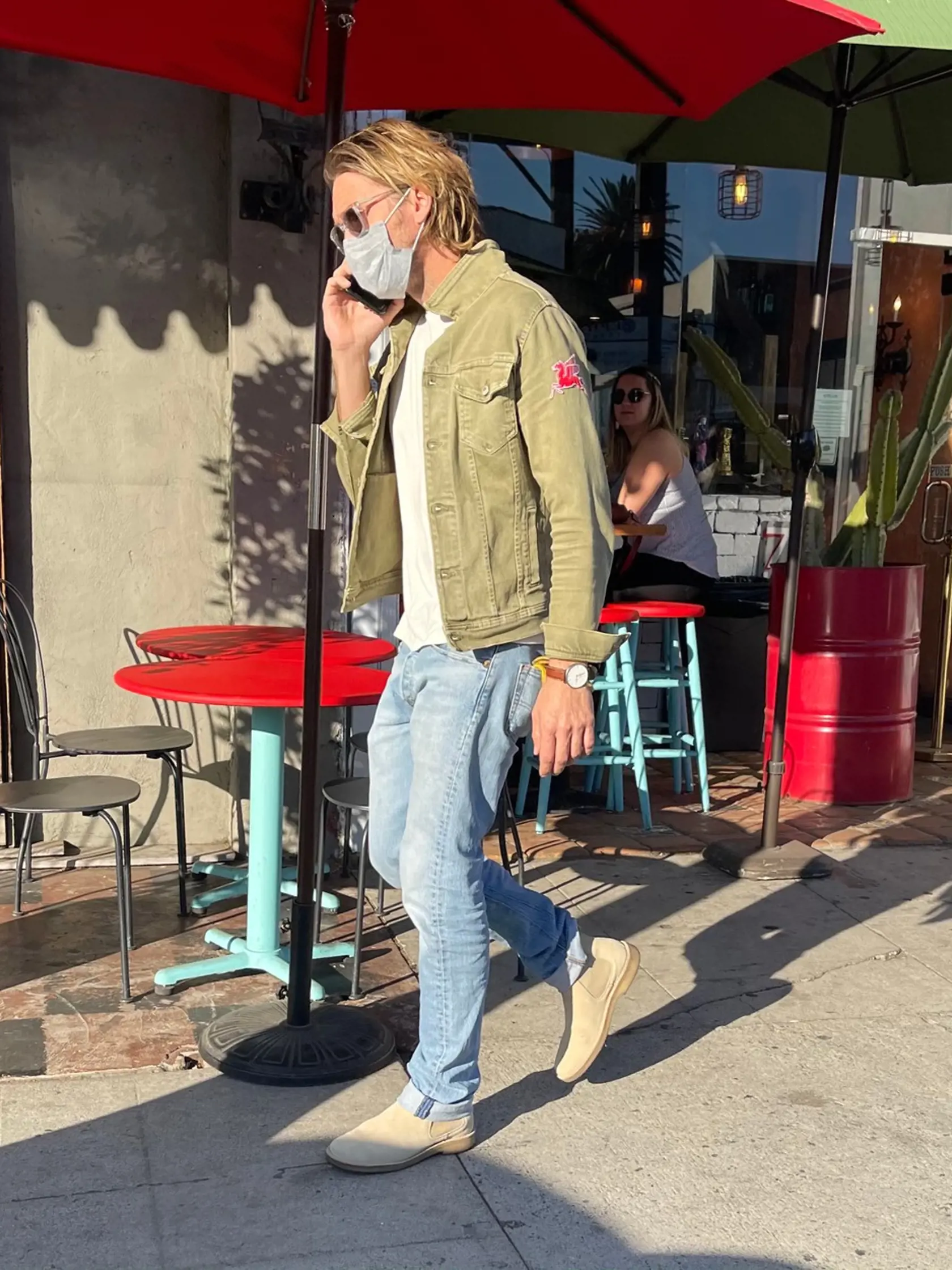Brad Pittv štýlovej bunde v uliciach Los Angeles.