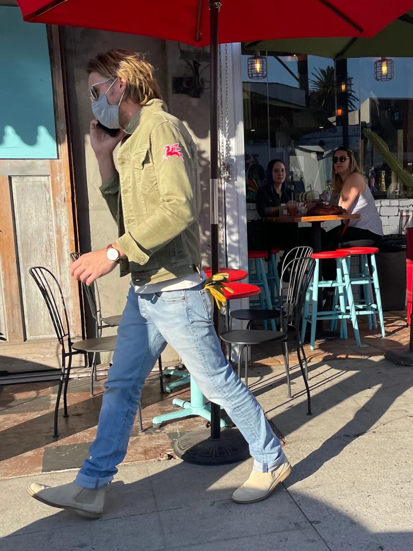 Brad Pittv štýlovej bunde v uliciach Los Angeles.