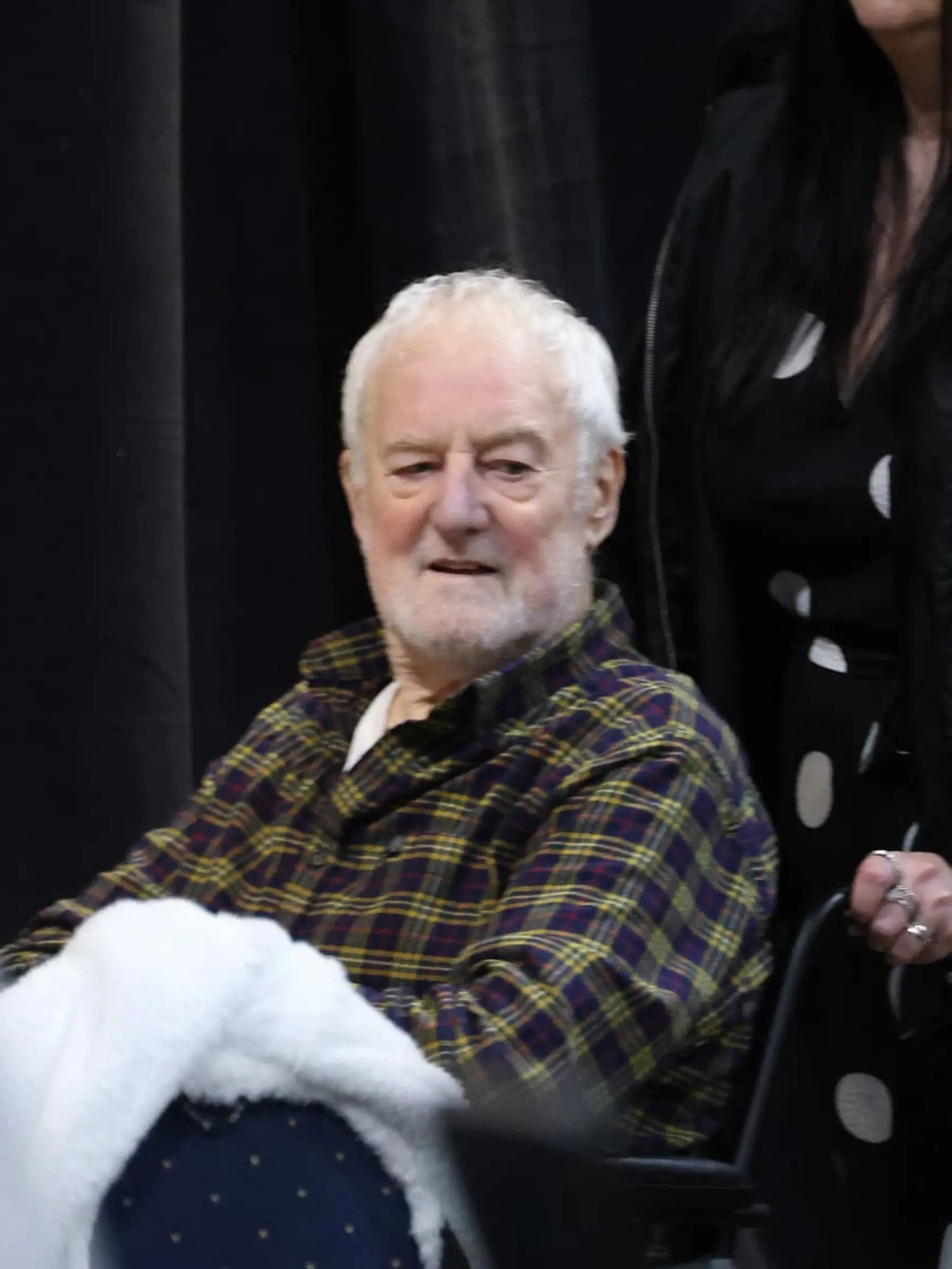 Vo veku 79 rokov zomrel herec Bernard Hill známy z Titanicu či Pána prsteňov. Toto je posledná fotka herca predtým, než skonal.