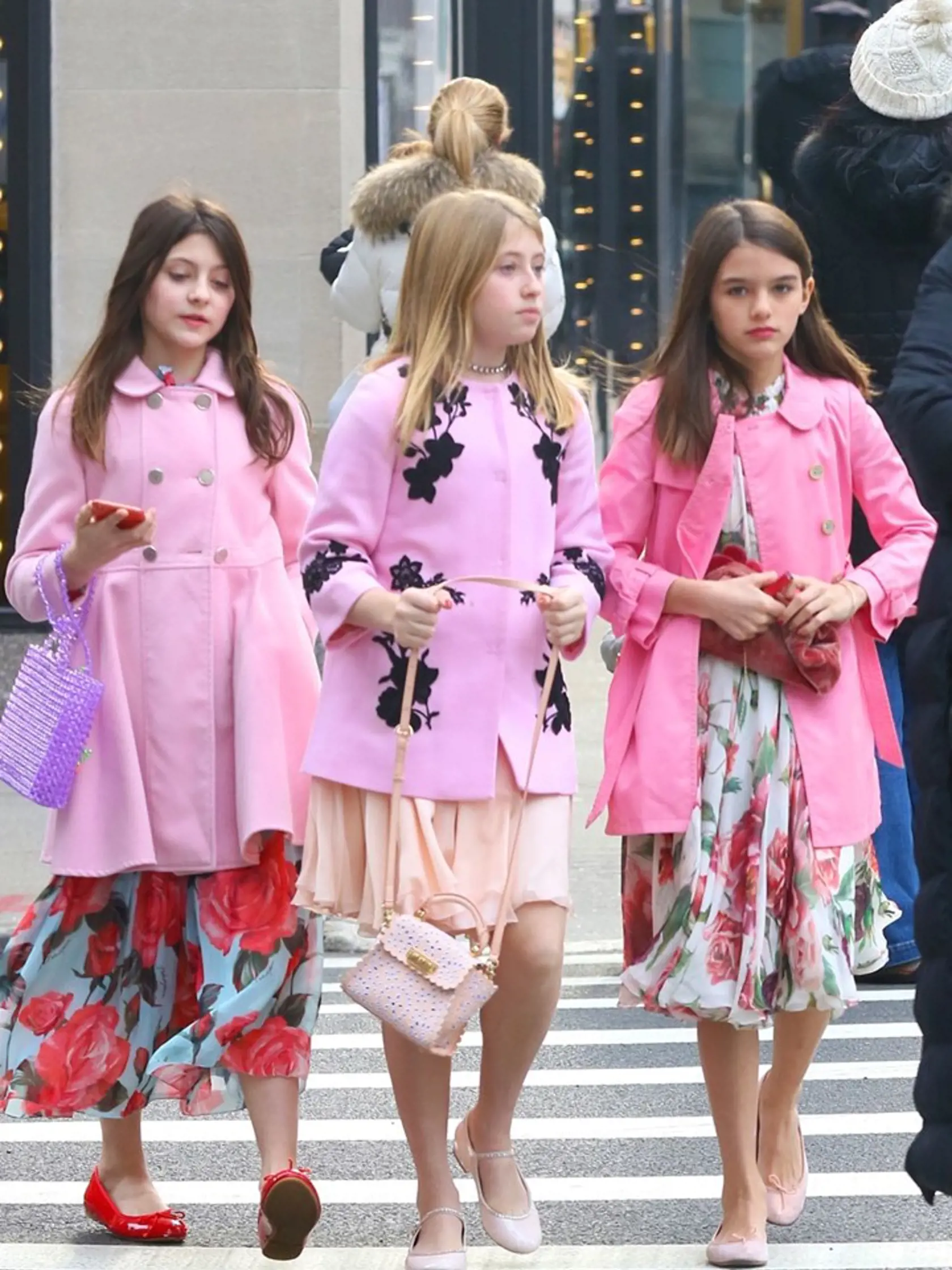 Suri Cruise má rozvedených rodičov a vyrastá s mamou Katie Holmes. Otec Tom Cruise ju vída len sporadicky.