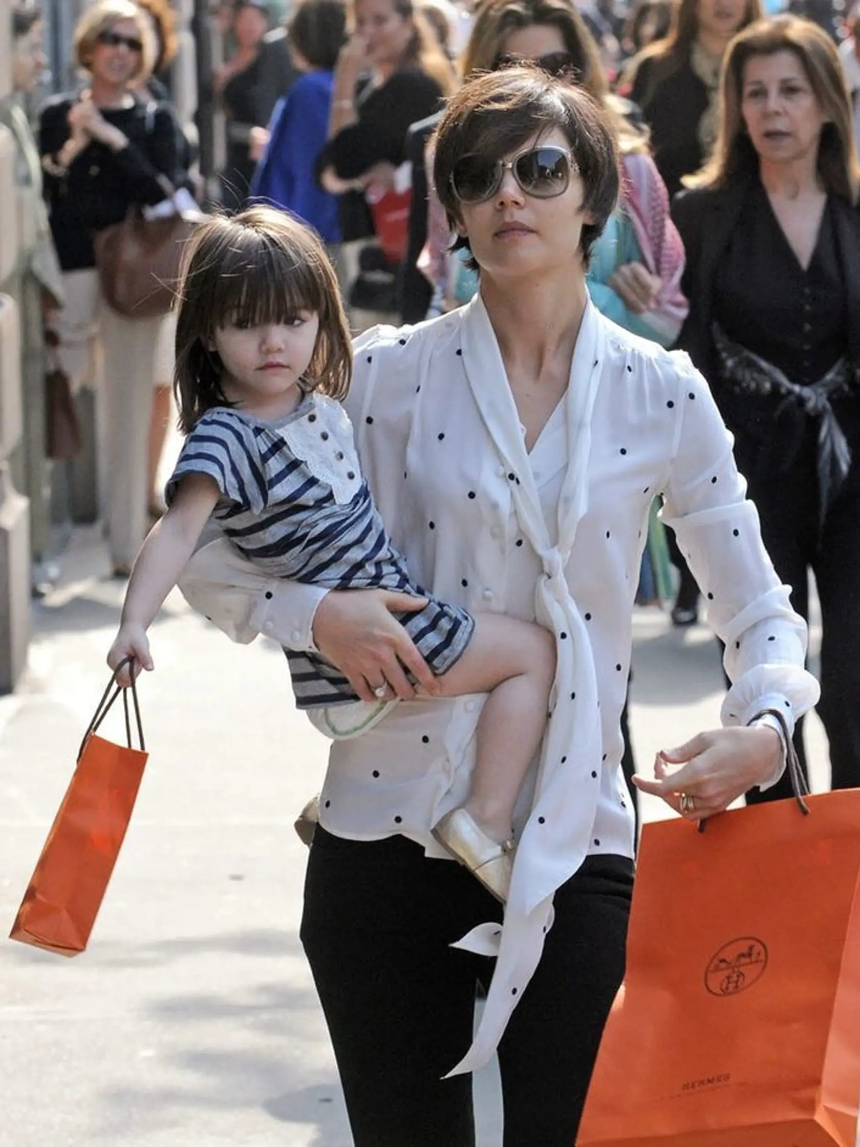 Suri Cruise bola kedysi opisovaná ako najsmutnejšie dieťa Hollywoodu, lebo  a vôbec neusmievala.