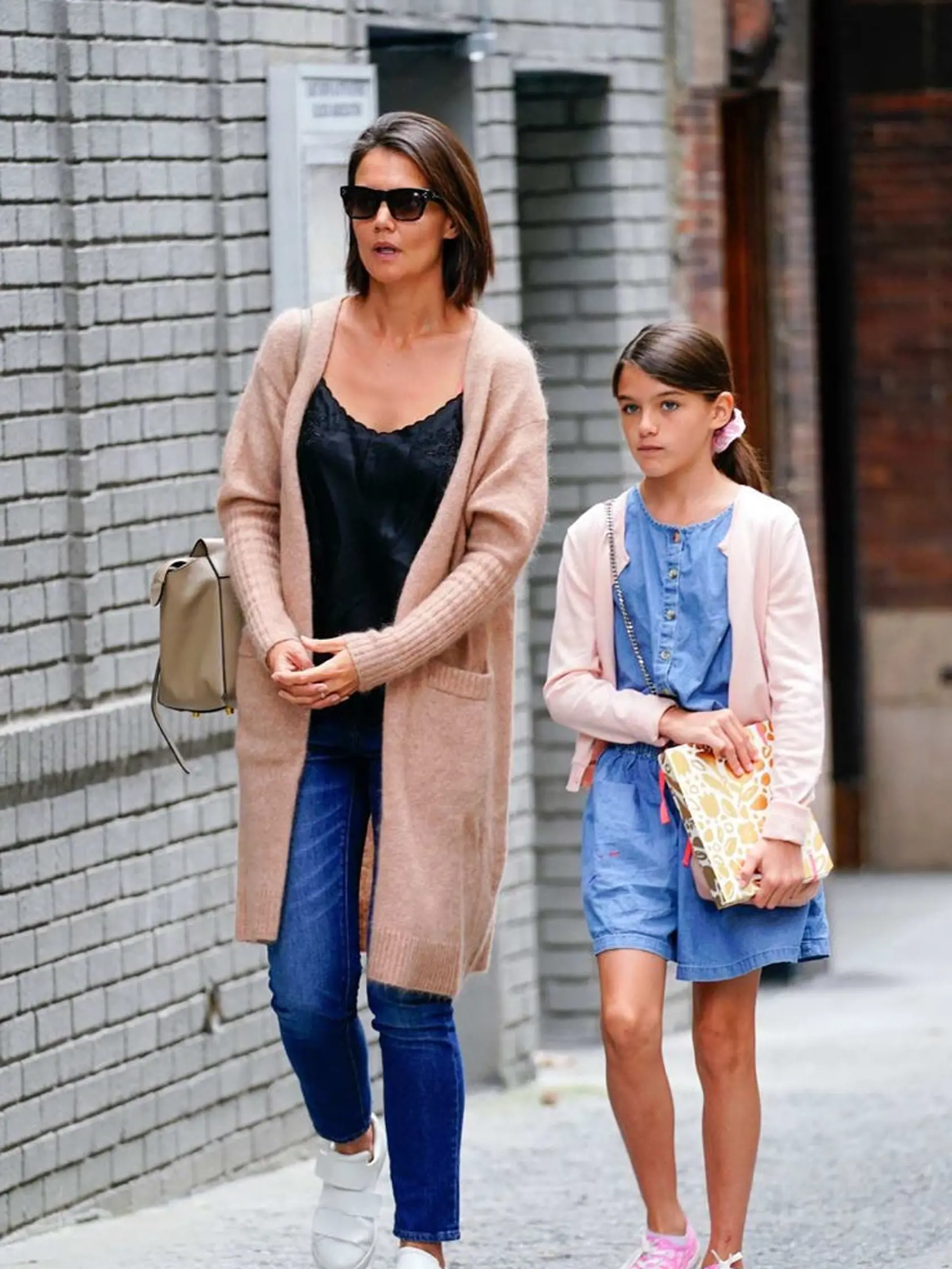 Suri Cruise má rozvedených rodičov a vyrastá s mamou Katie Holmes. Otec Tom Cruise ju vída len sporadicky.