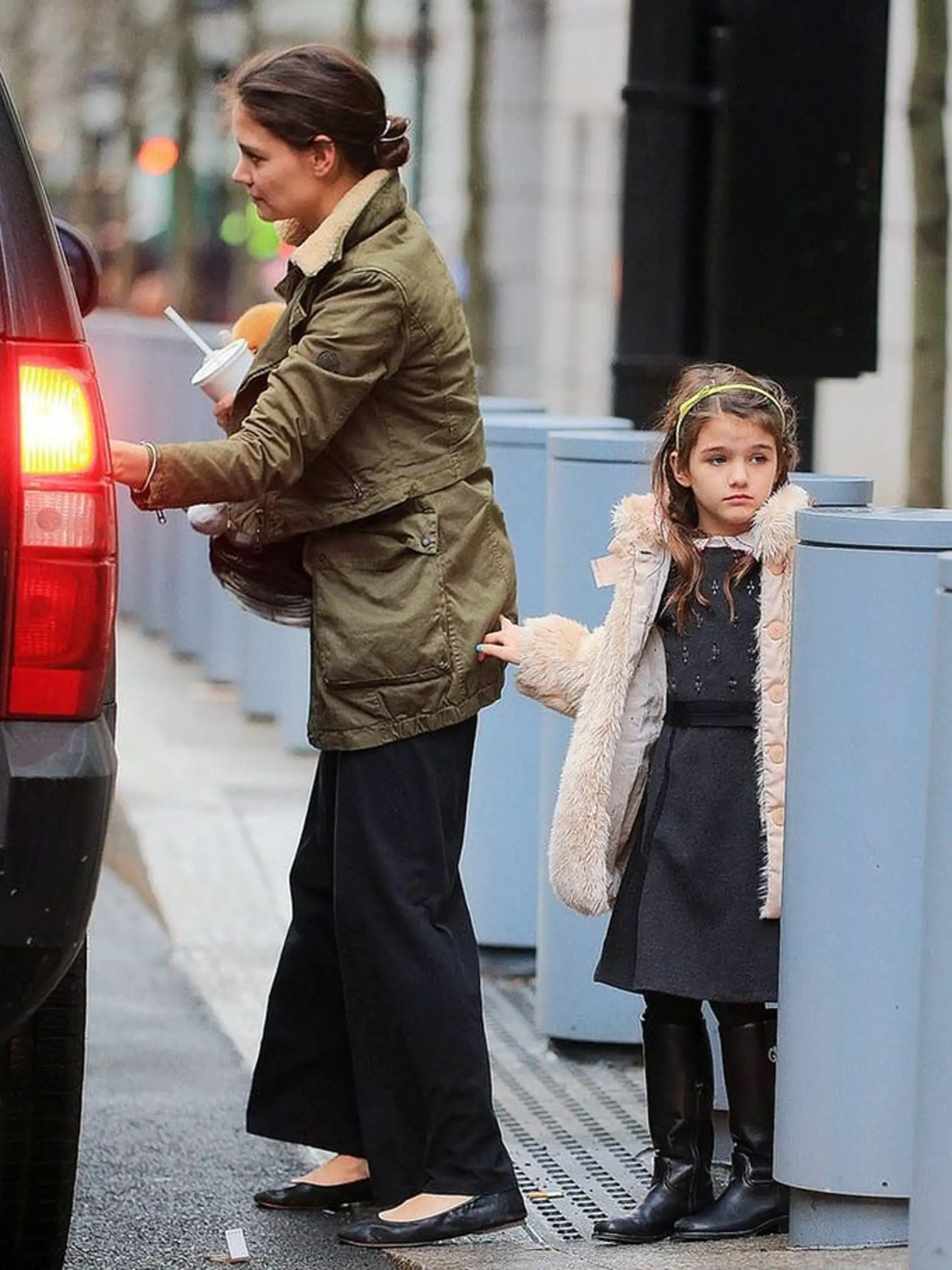 Suri Cruise má rozvedených rodičov a vyrastá s mamou Katie Holmes. Otec Tom Cruise ju vída len sporadicky.