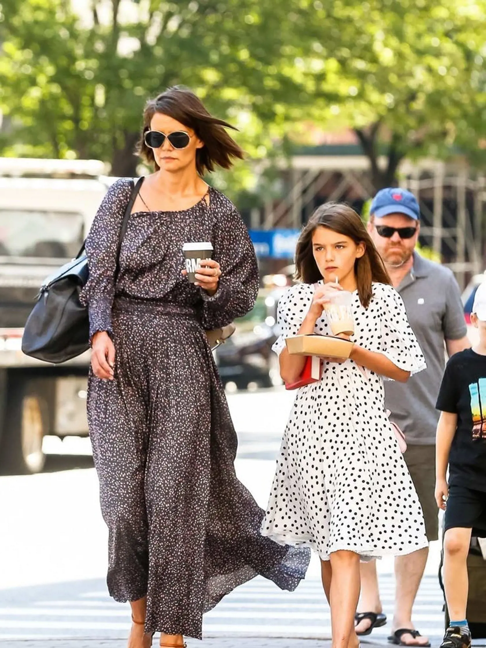 Suri Cruise má rozvedených rodičov a vyrastá s mamou Katie Holmes. Otec Tom Cruise ju vída len sporadicky.